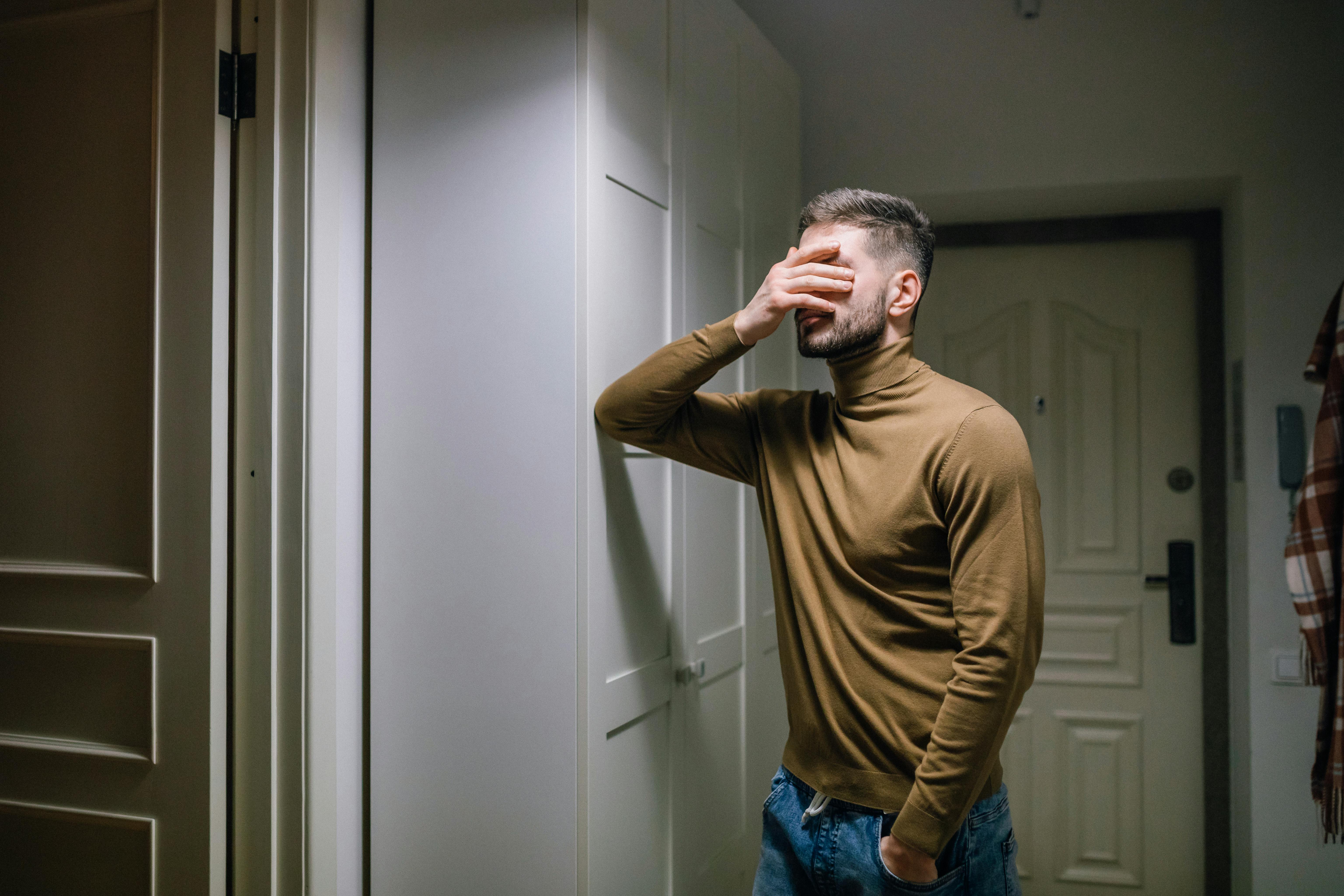 Homme avec les mains sur le visage | Source : Pexels