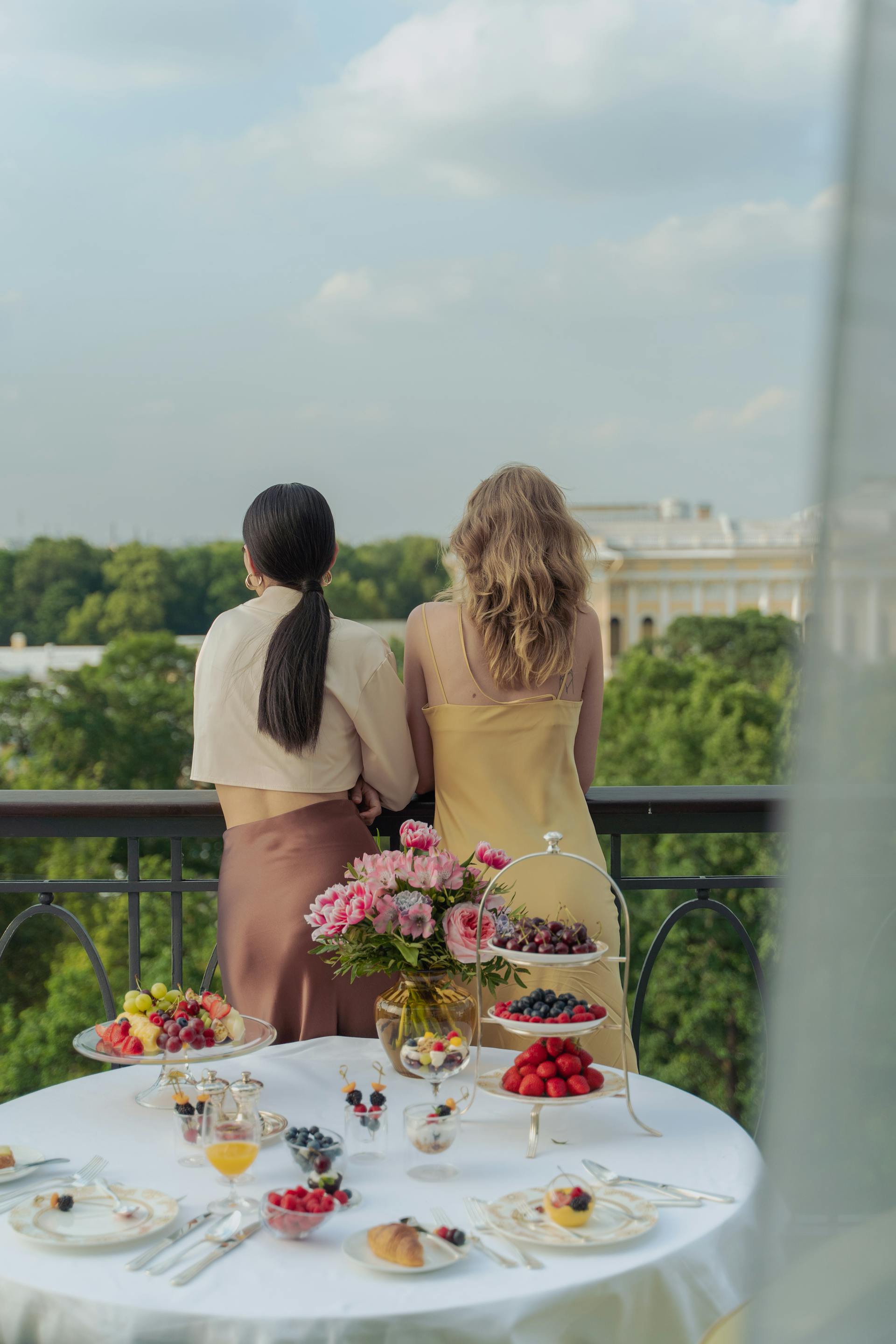 Vue de dos de femmes debout sur un balcon | Source : Pexels