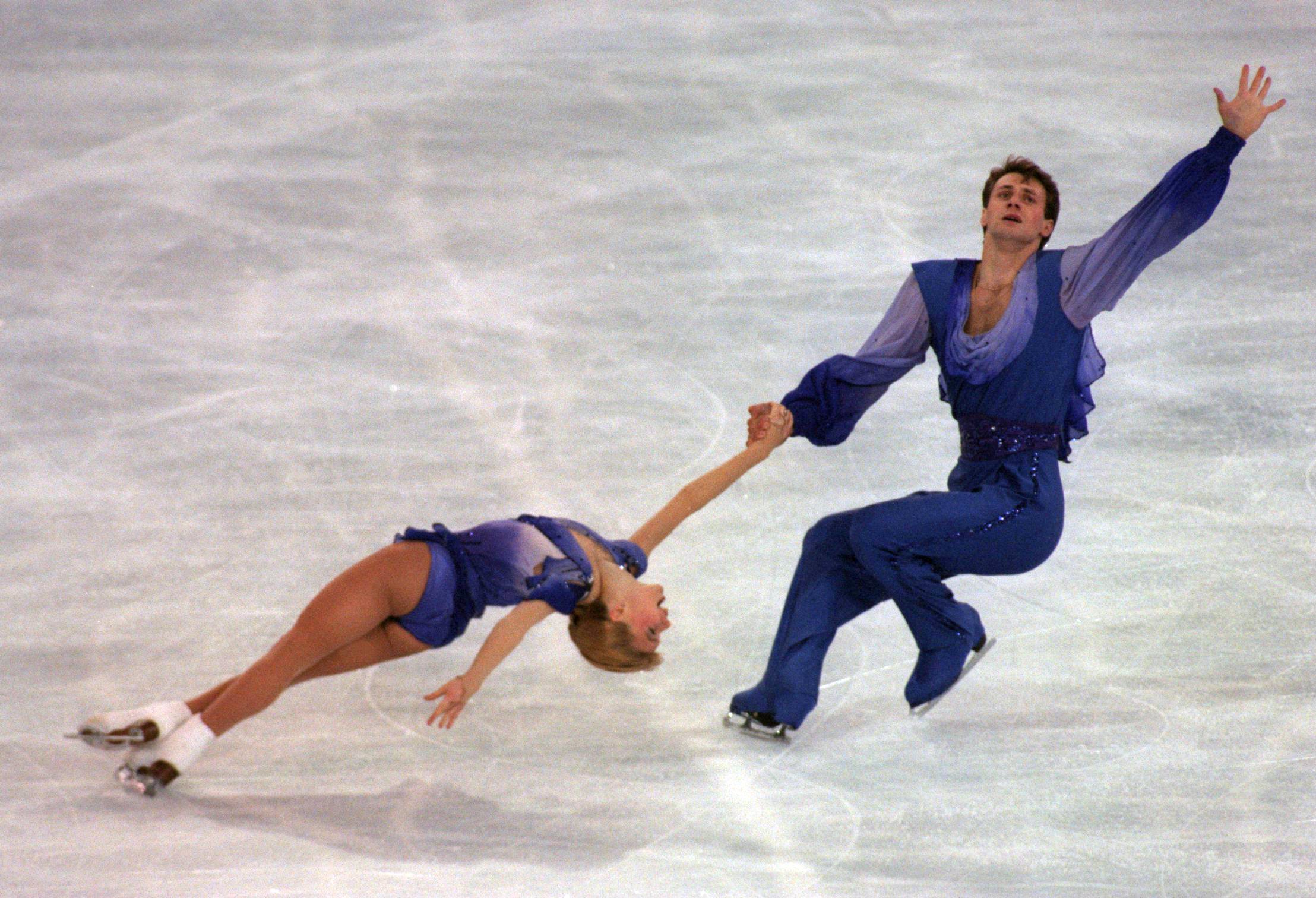 Evgenia Shishkova et Vadim Naumov de Russie exécutent leur routine de patinage libre en couple lors des Championnats du monde de patinage artistique au National Indoor Arena à Birmingham, Angleterre, le 8 mars 1995 | Source : Getty Images