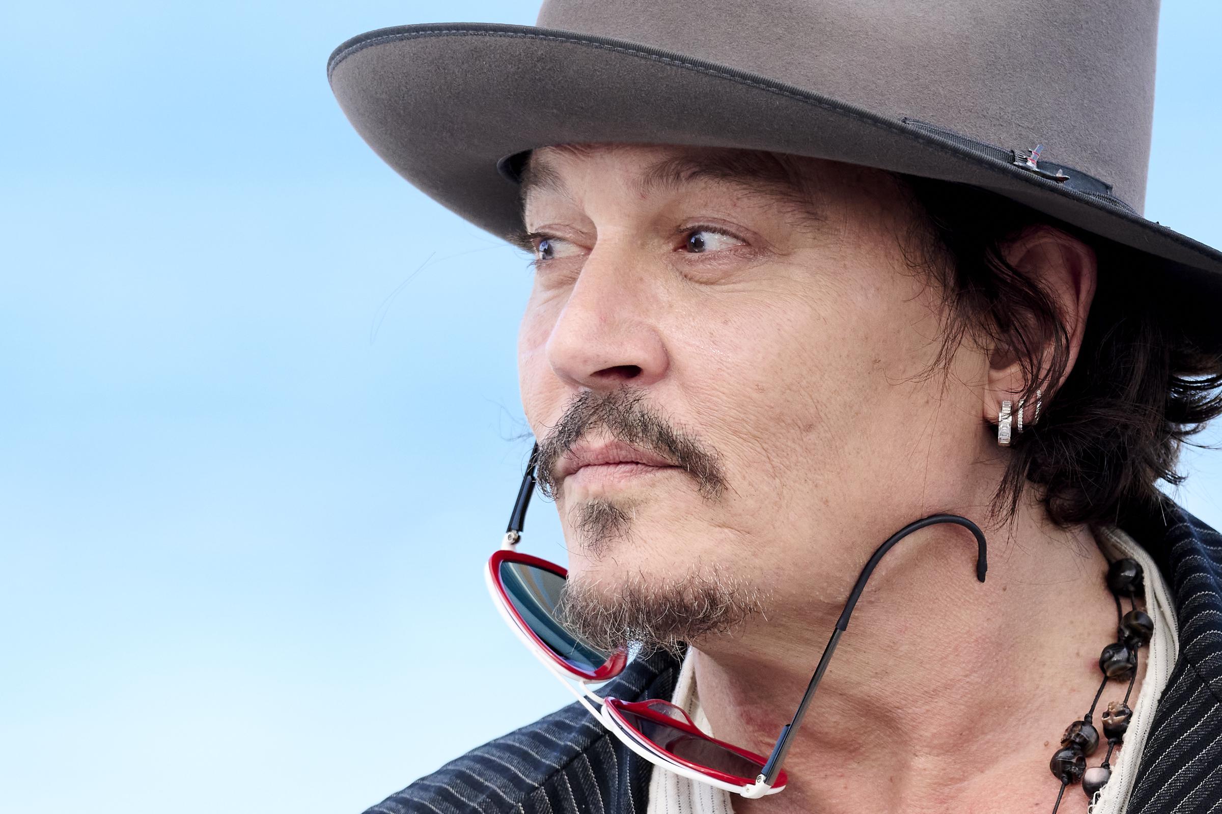 Johnny Depp assiste au photocall "Modi, Three Days On The Wing Of Madness" lors du 72ème Festival International du Film de San Sebastian au Palais Kursaal le 24 septembre 2024, à San Sebastian, Espagne. | Source : Getty Images