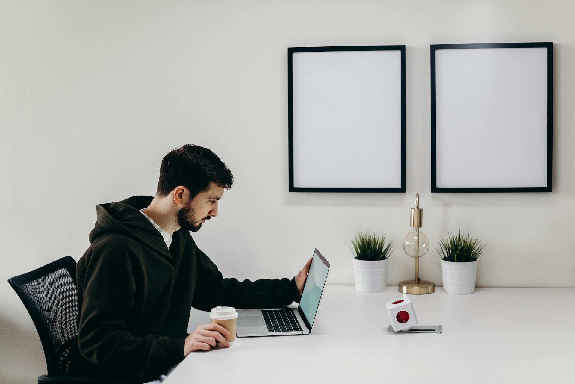 Un homme fixant l'écran d'un ordinateur portable | Source : Pexels