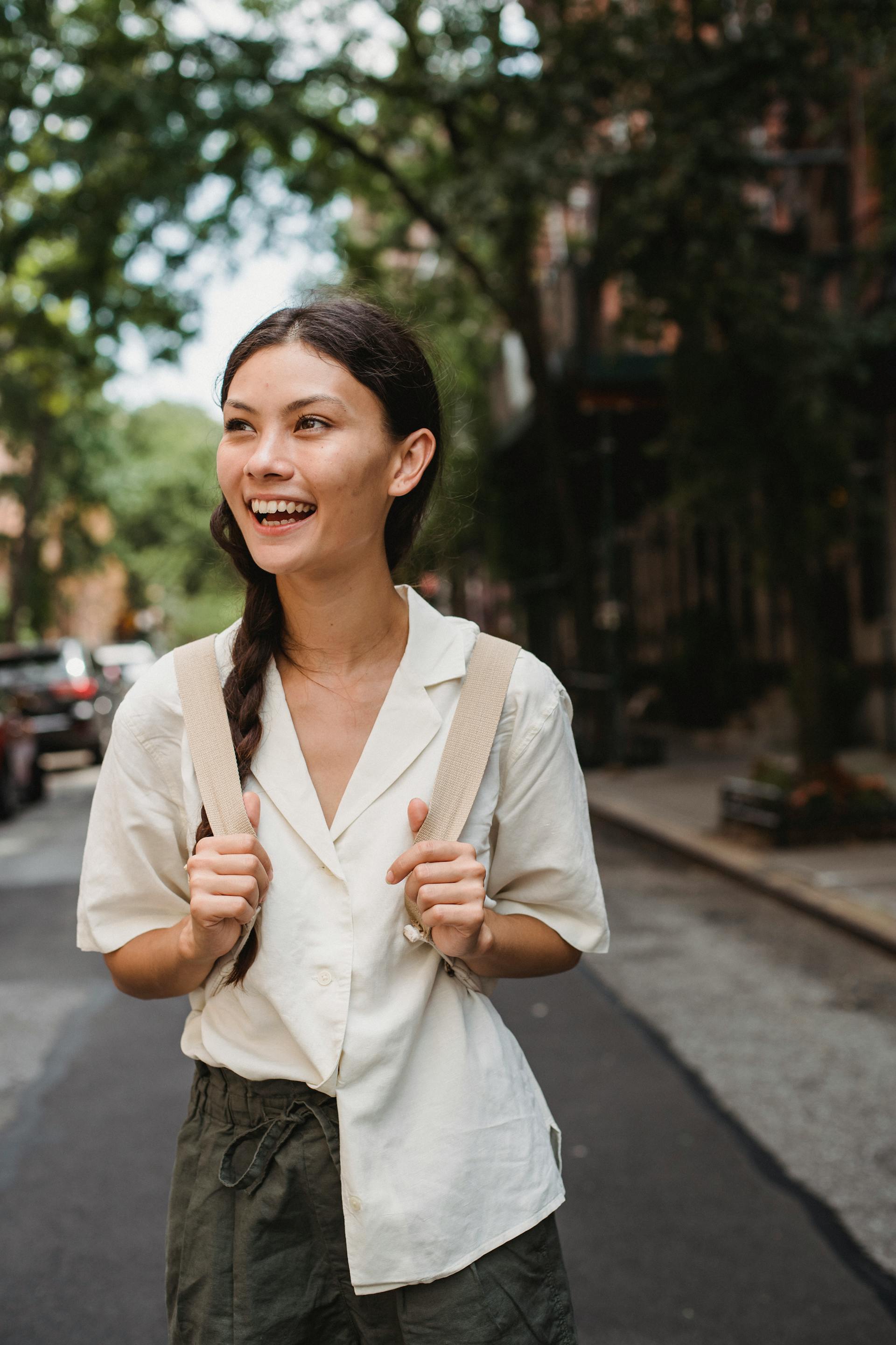 Une femme heureuse qui voyage | Source : Pexels