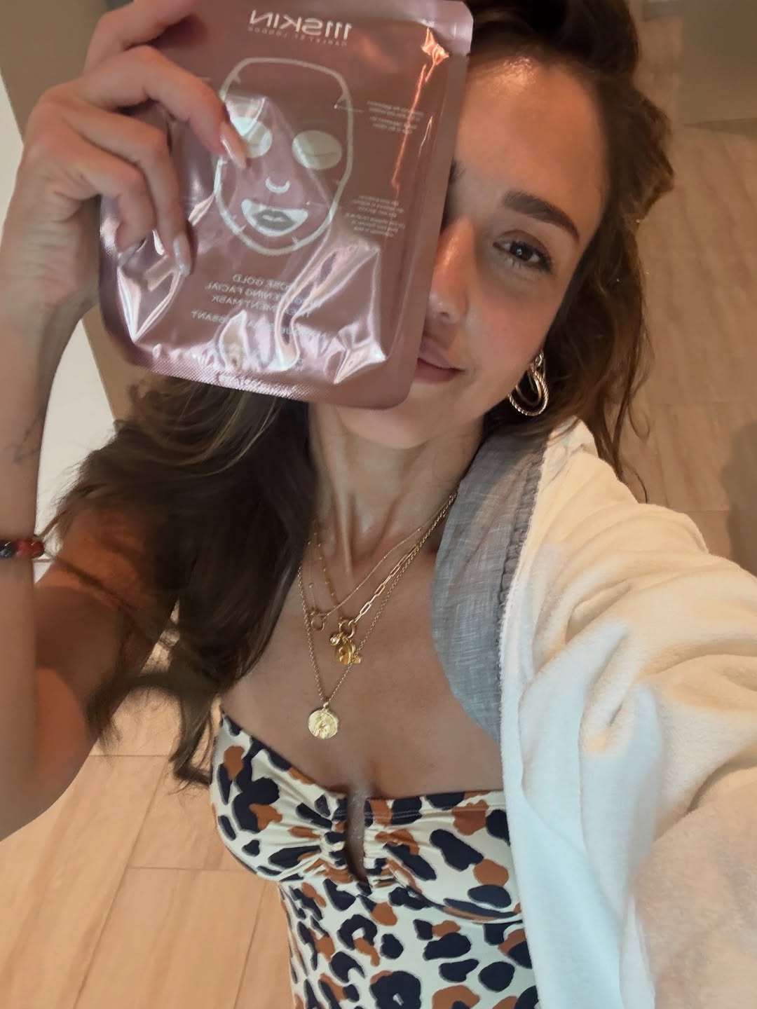 Jessica Alba montrant un masque facial en prenant un selfie pendant ses vacances depuis son carrousel daté du 1er juin 2025 | Source : Instagram/jessicaalba