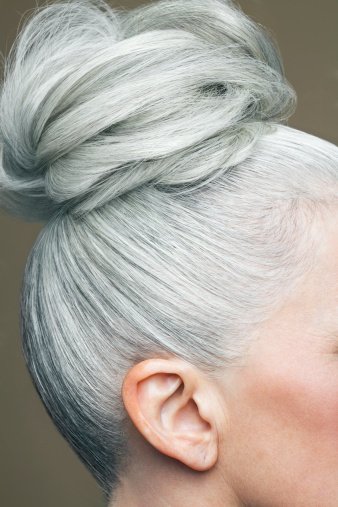 Photo d'un chignon aux cheveux gris d'une femme. | Photo : Getty Images