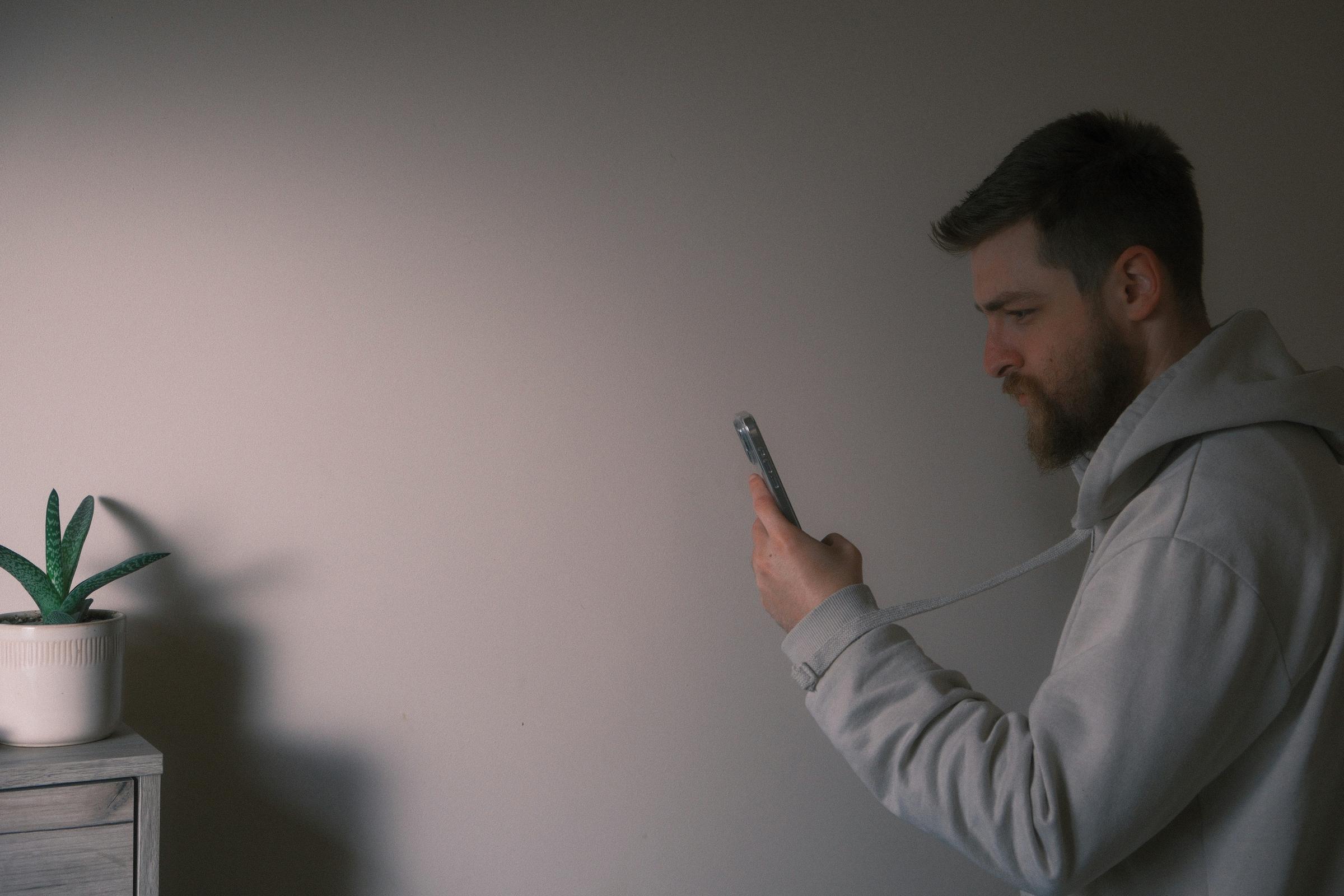 Un homme lors d'un appel vidéo | Source : Unsplash