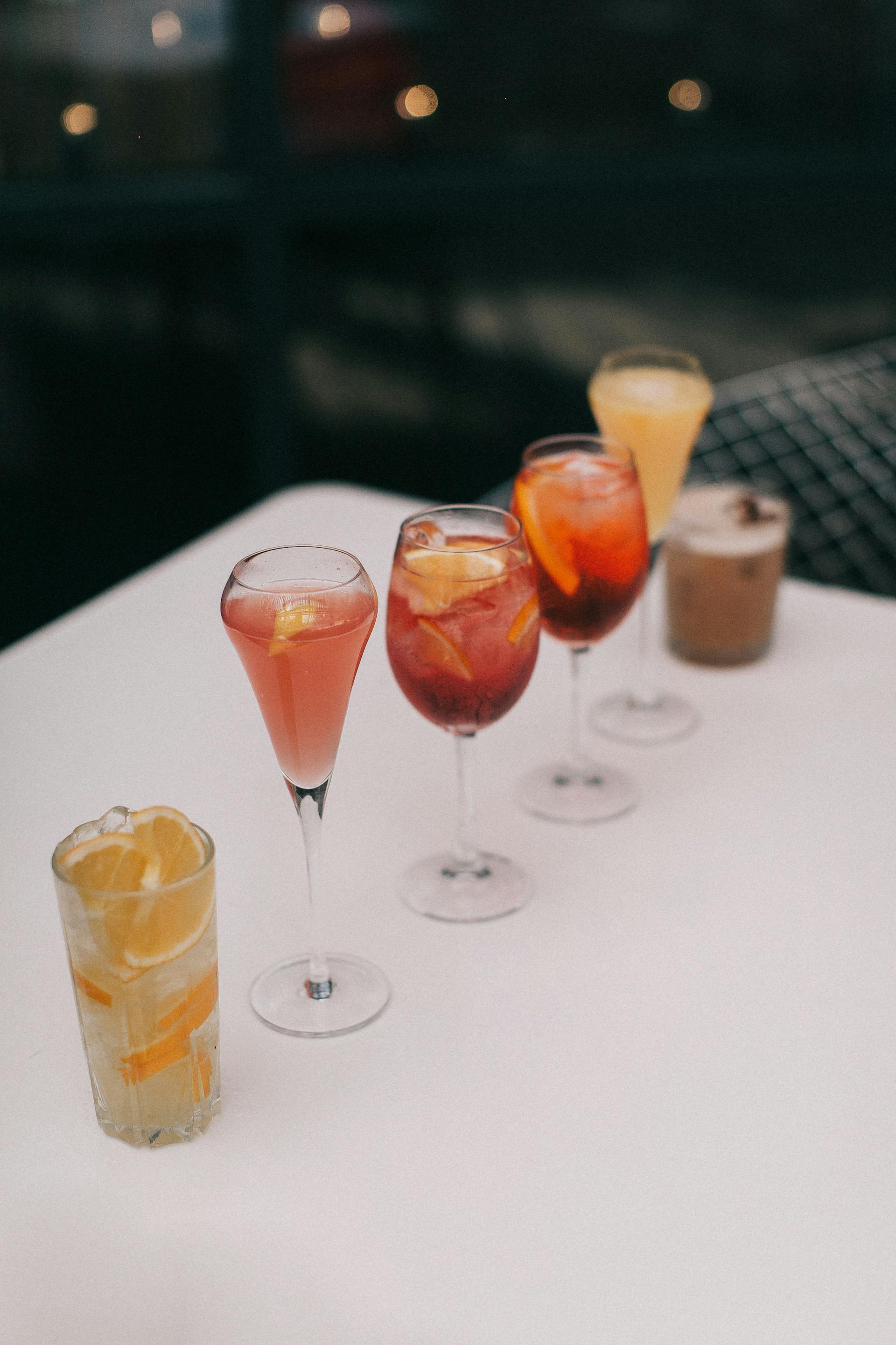 Une rangée de cocktails | Source : Pexels