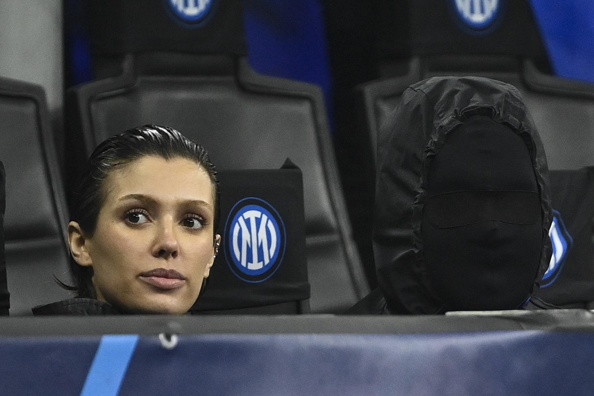 Bianca Censori et Kanye West lors du match aller des huitièmes de finale de l'UEFA Champions League 2023/24 entre le FC Internazionale et l'Atletico Madrid au Stadio Giuseppe Meazza le 20 février 2024, à Milan, en Italie. | Source : Getty Images