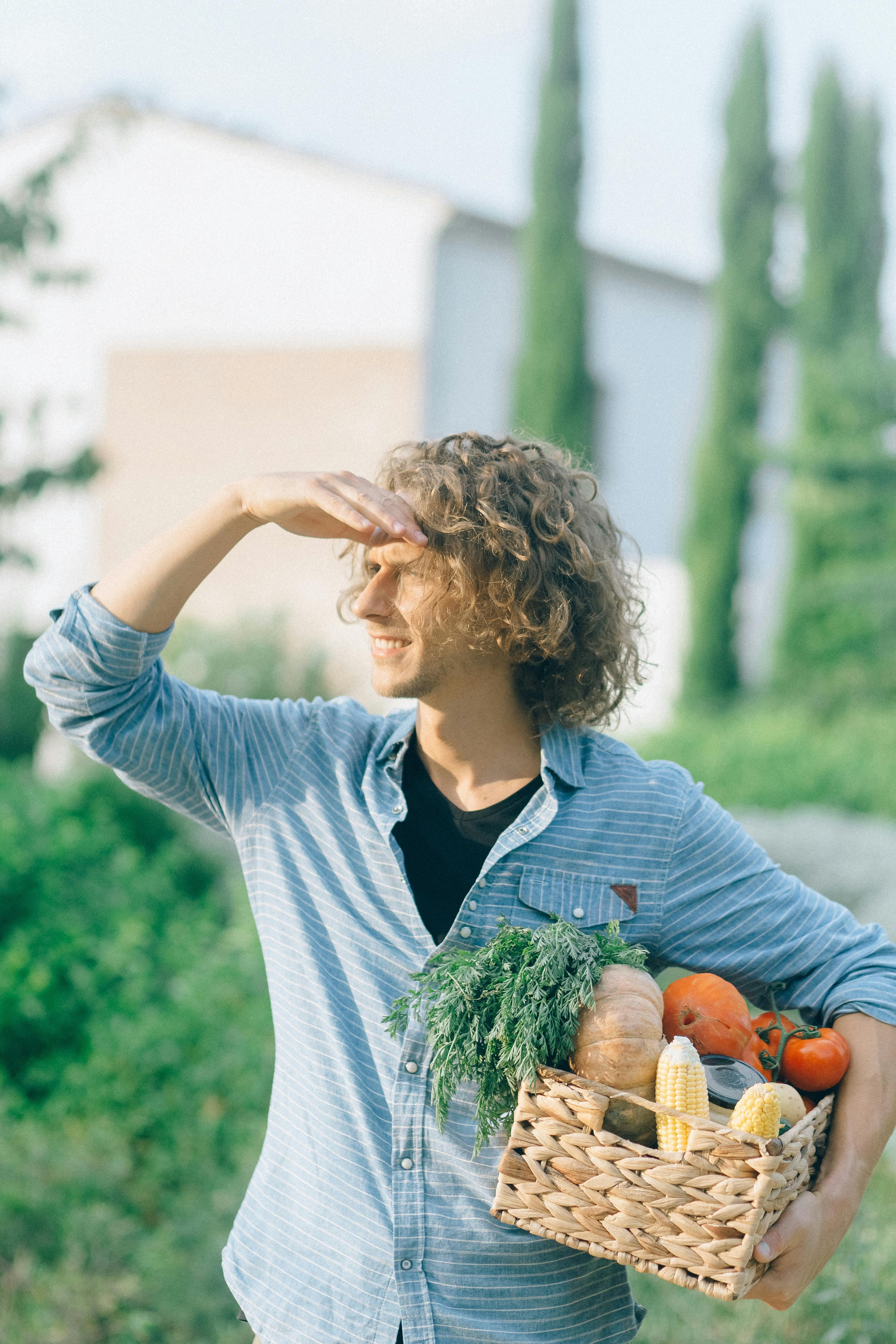 Un jardinier avec sa récolte | Source : Pexels