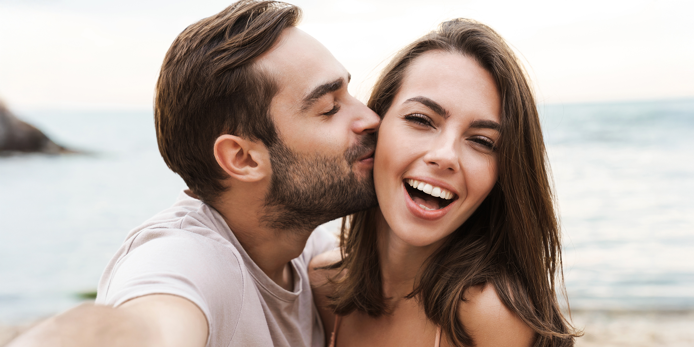 Un jeune couple souriant | Source : Shutterstock