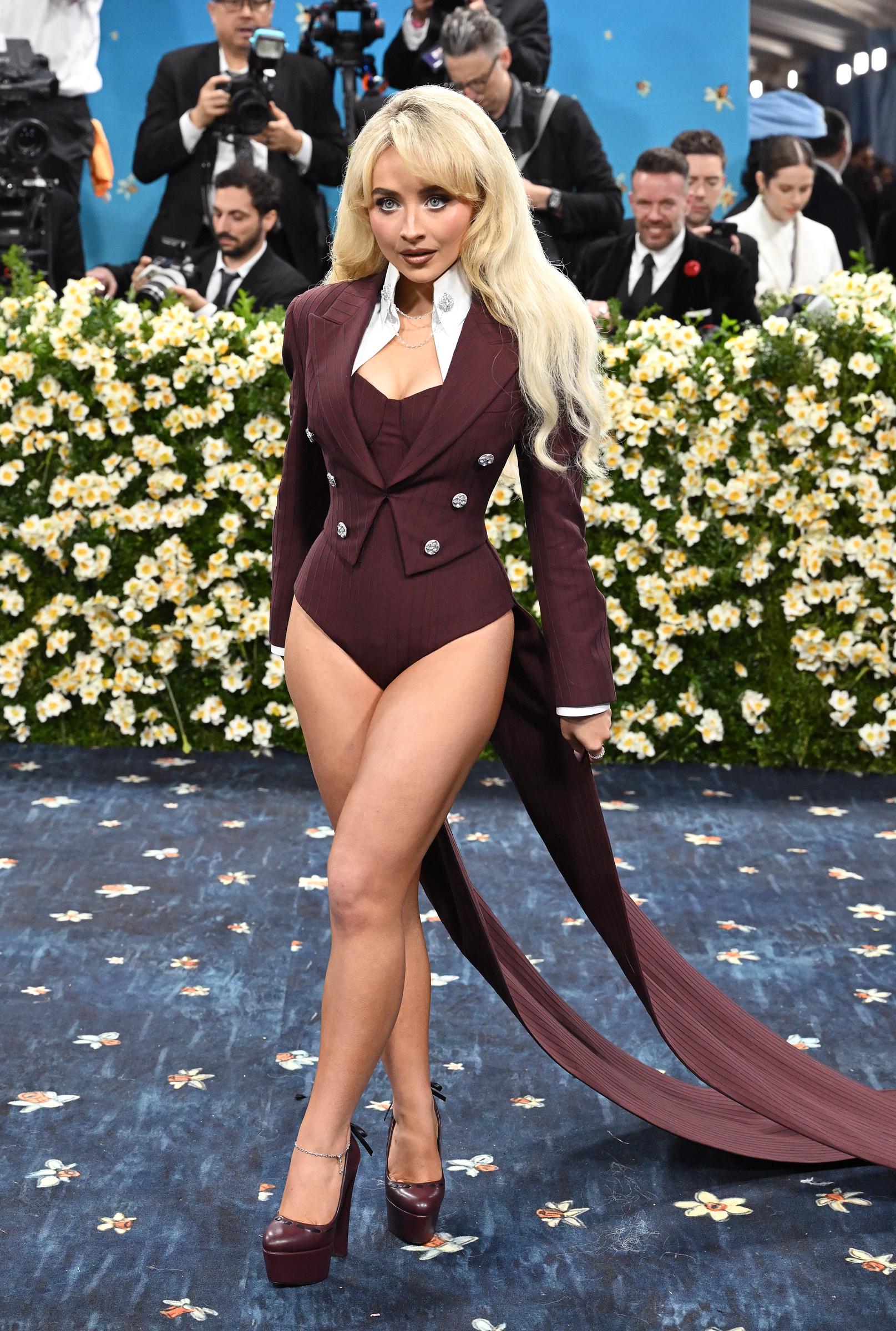 La chanteuse américaine Sabrina Carpenter arrive au Met Gala au Metropolitan Museum of Art à New York le 5 mai 2025 | Source : Getty Images