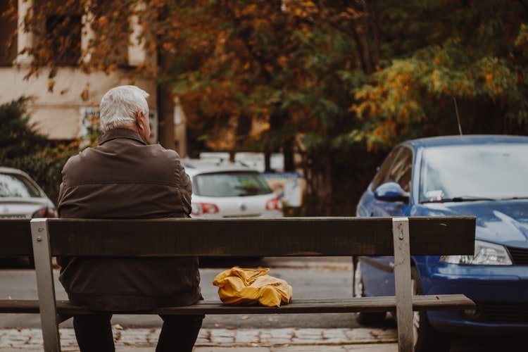 Un vieil homme de dos. | Photo : Unsplash