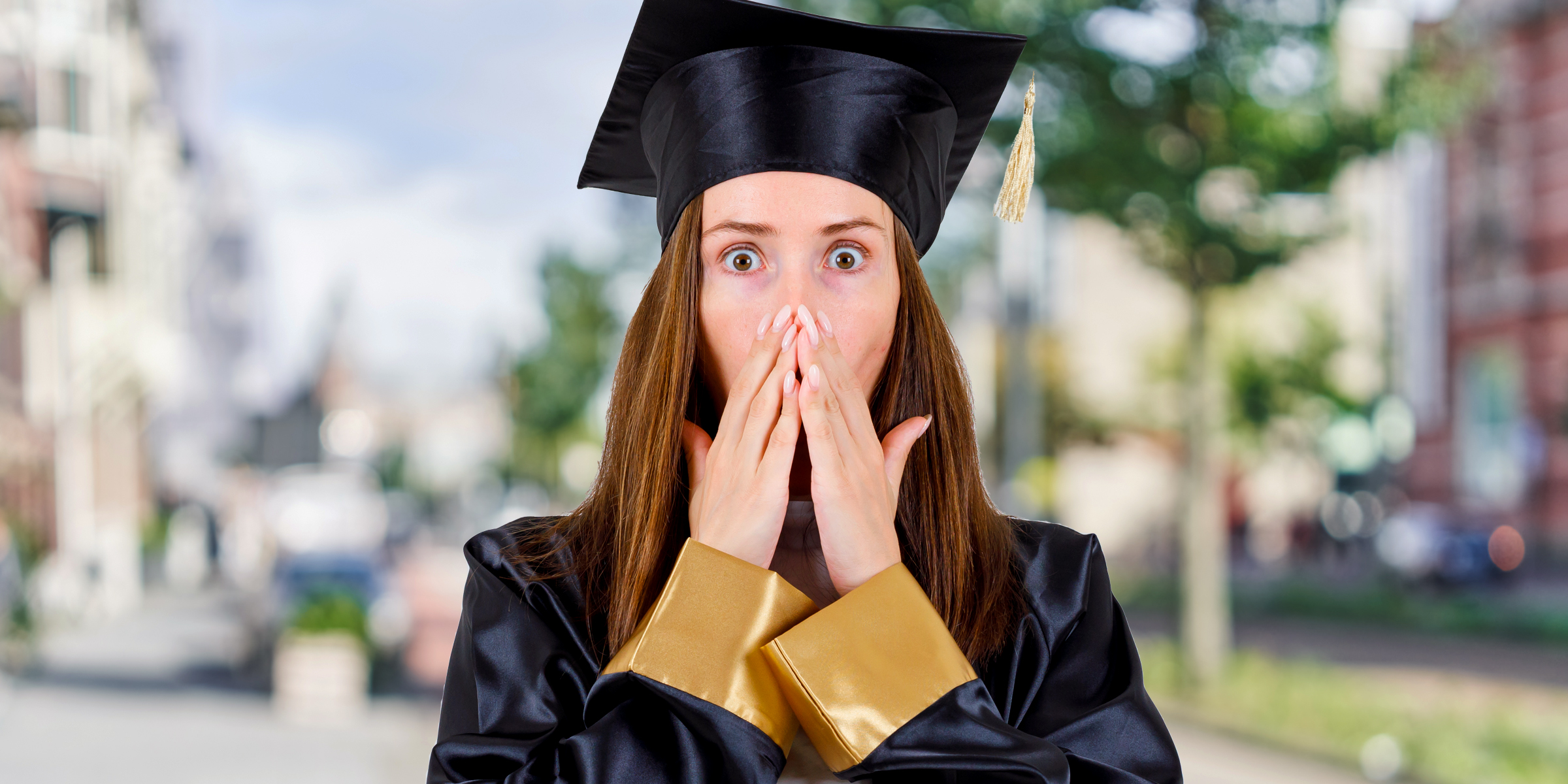 Une femme choquée lors de sa remise de diplôme | Source : Freepik