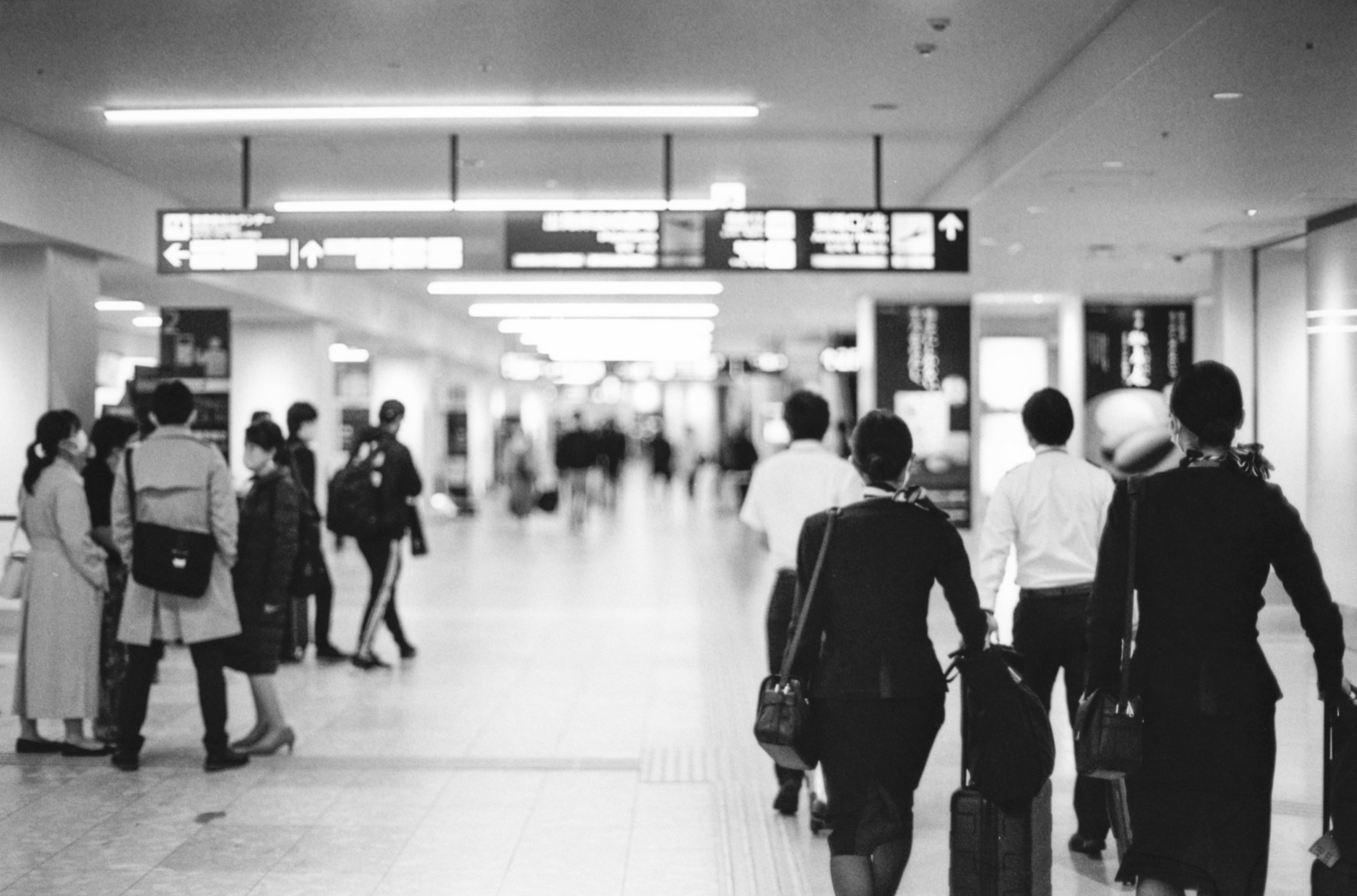 Des personnes marchant à l'intérieur d'un aéroport | Source : flickr.com