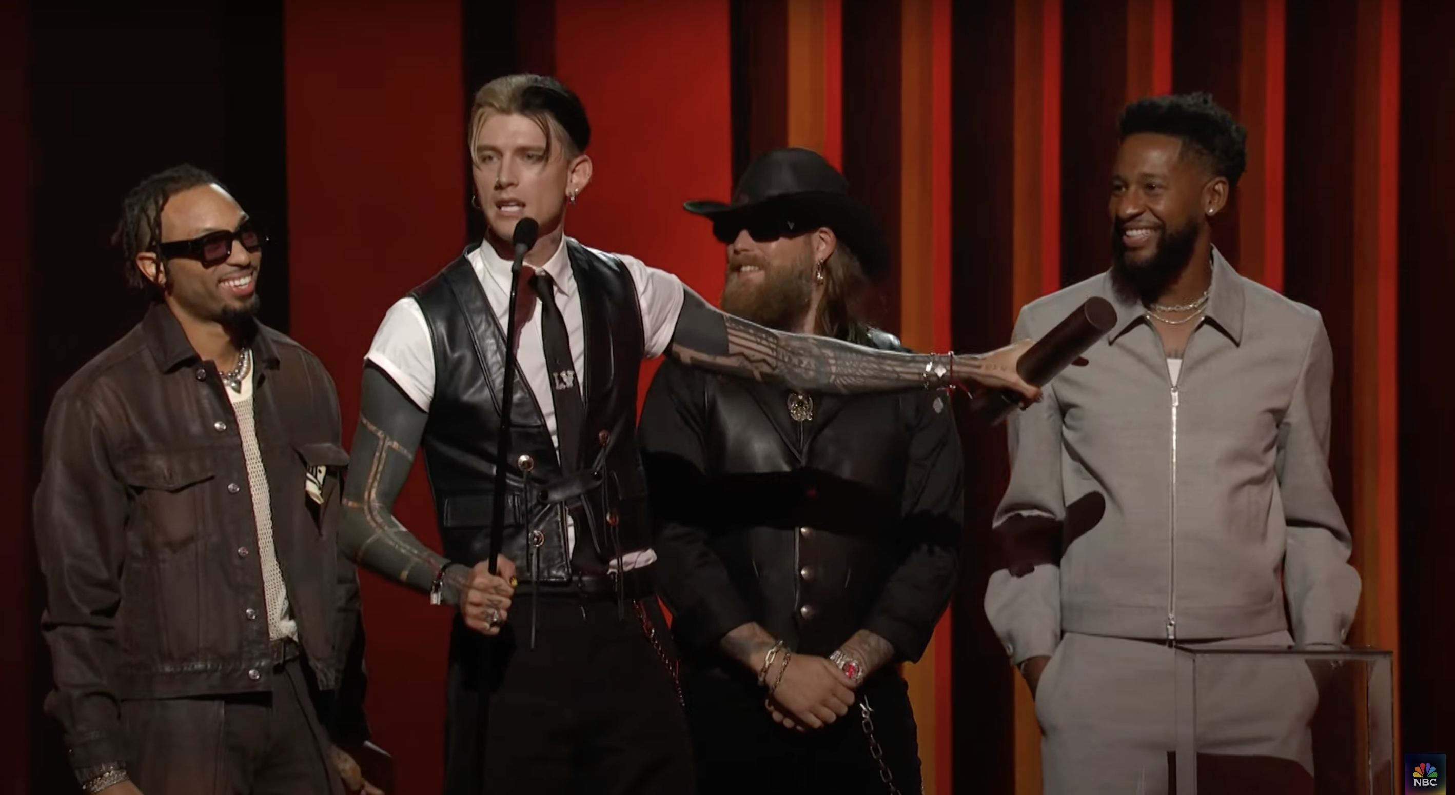 Machine Gun Kelly accepte son prix sur scène lors des 2024 People's Choice Country Awards | Source : YouTube/NBC