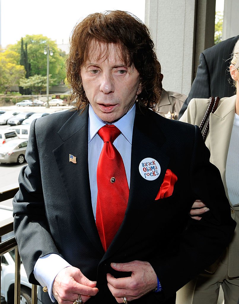 Phil Spector arrive au tribunal pénal de Los Angeles après que les jurés ont annoncé qu'ils avaient rendu un verdict dans son nouveau procès pour meurtre le 13 avril 2009 à Los Angeles. | Photo : Getty Images