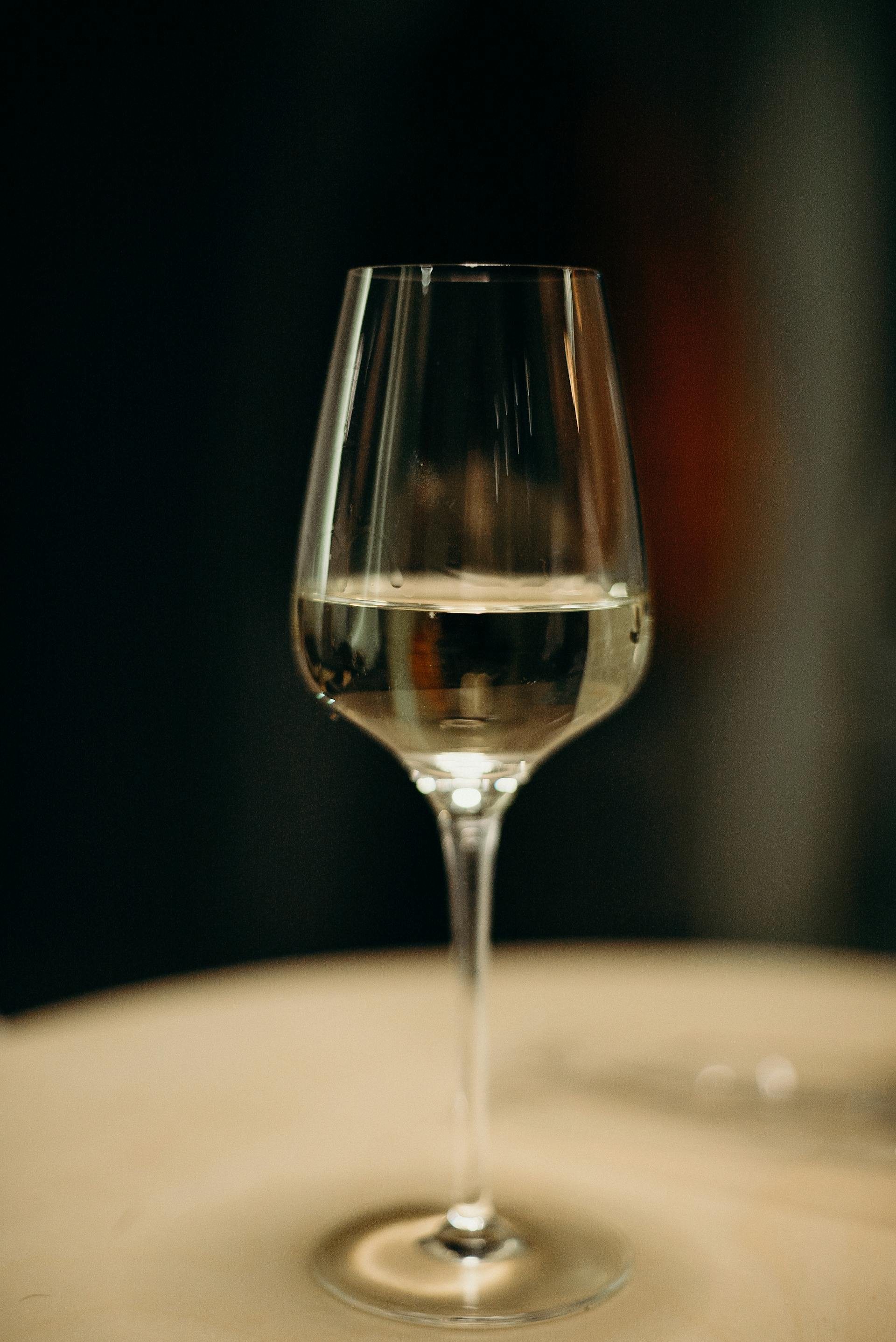 Un verre de vin sur une table | Source : Pexels