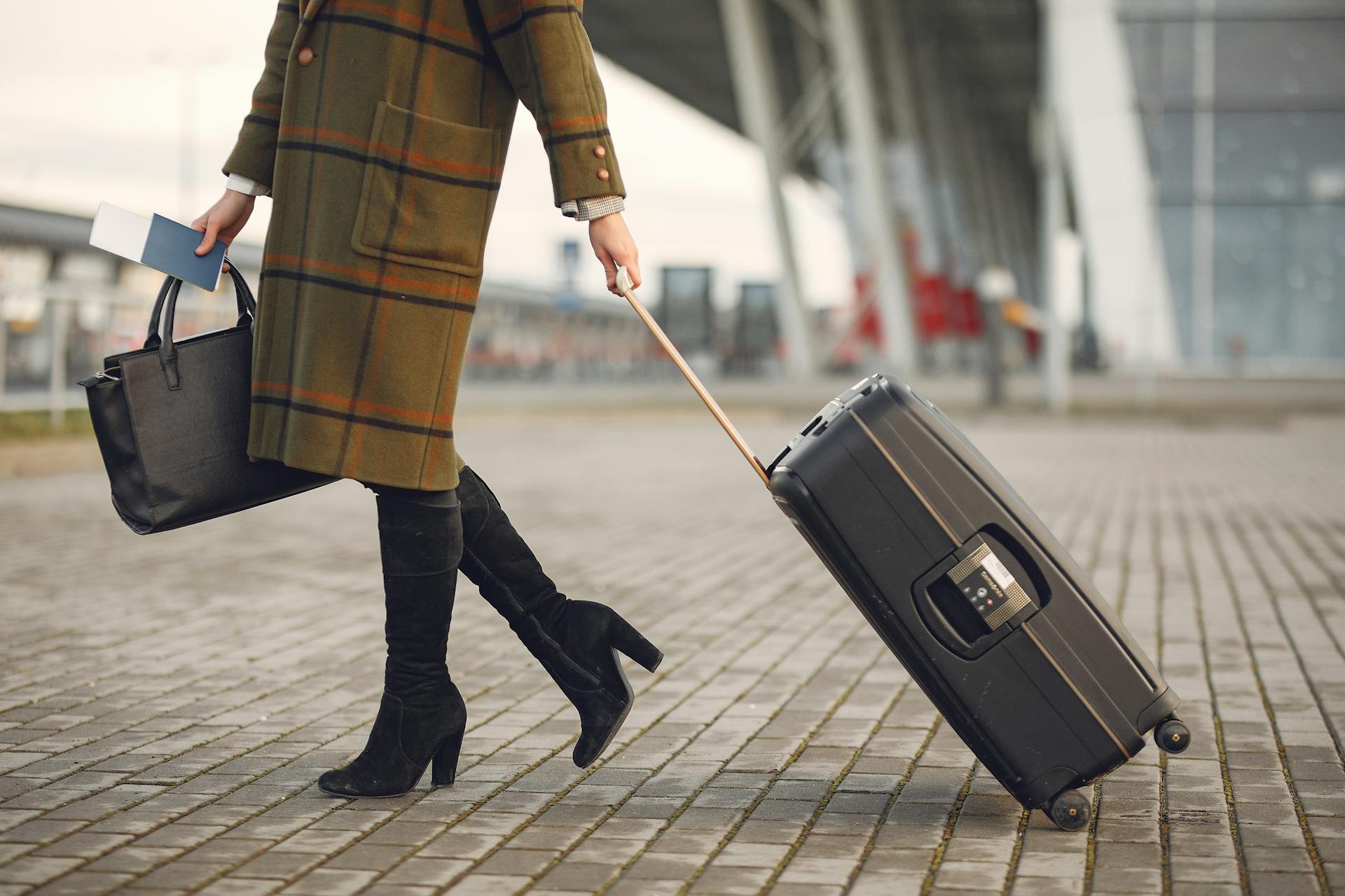 Une femme avec une valise | Source : Pexels