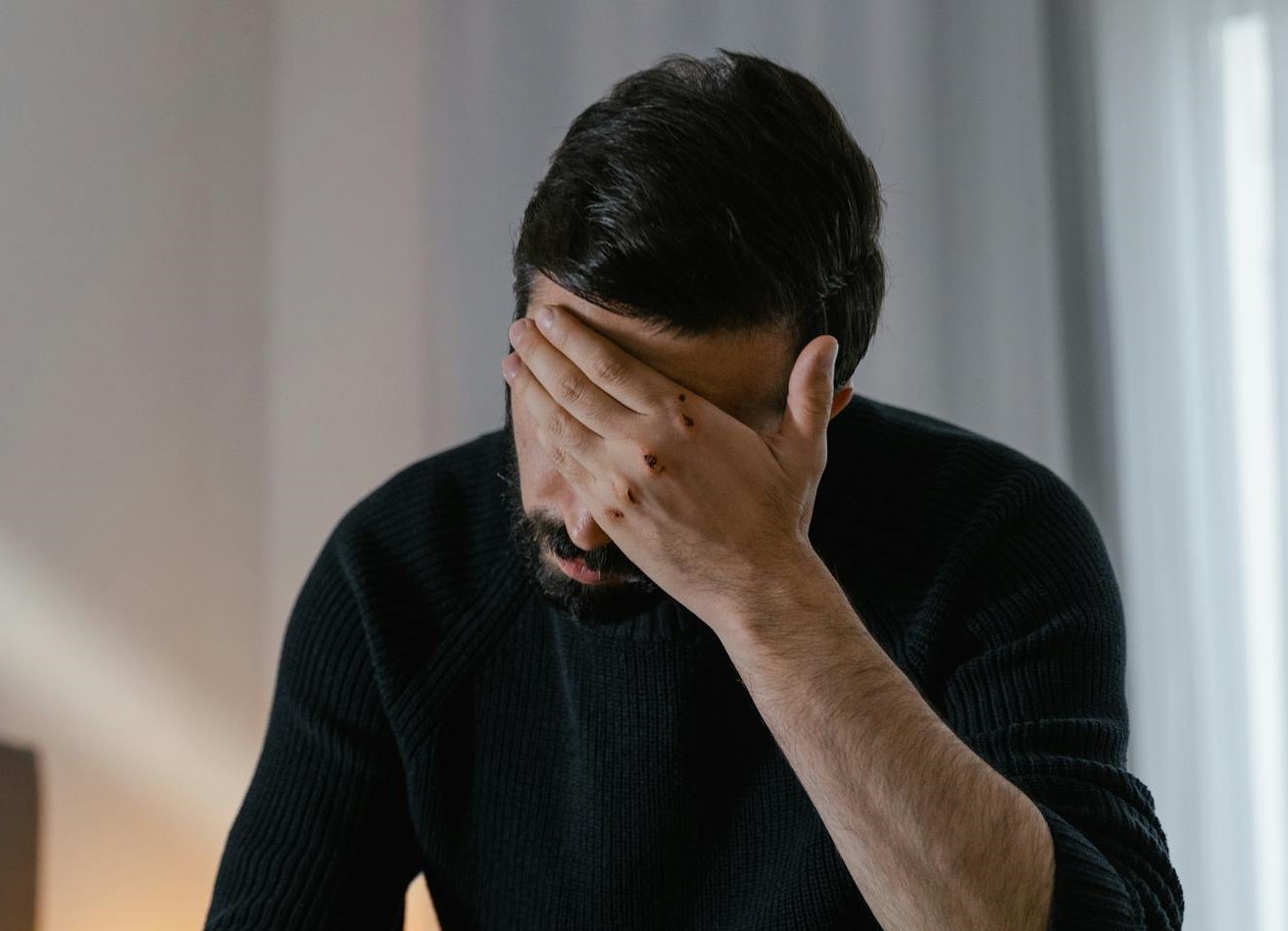 Un homme frustré se tenant la tête | Source : Pexels