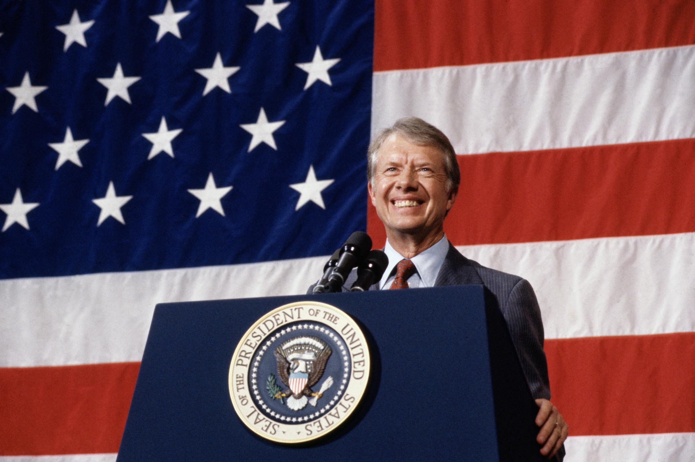 Le président Jimmy Carter s'adressant à une assemblée municipale à Elk City, Oklahoma, mars 1979. | Source : Getty Images