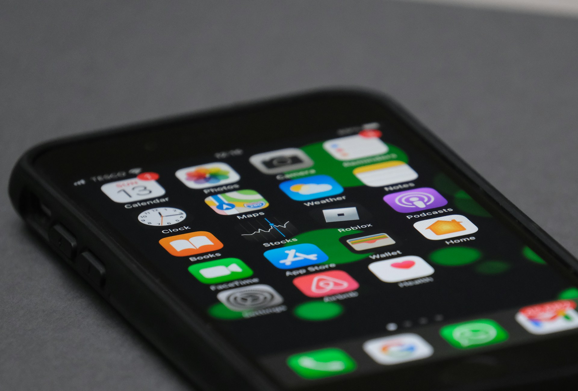 Gros plan sur un téléphone | Source : Unsplash
