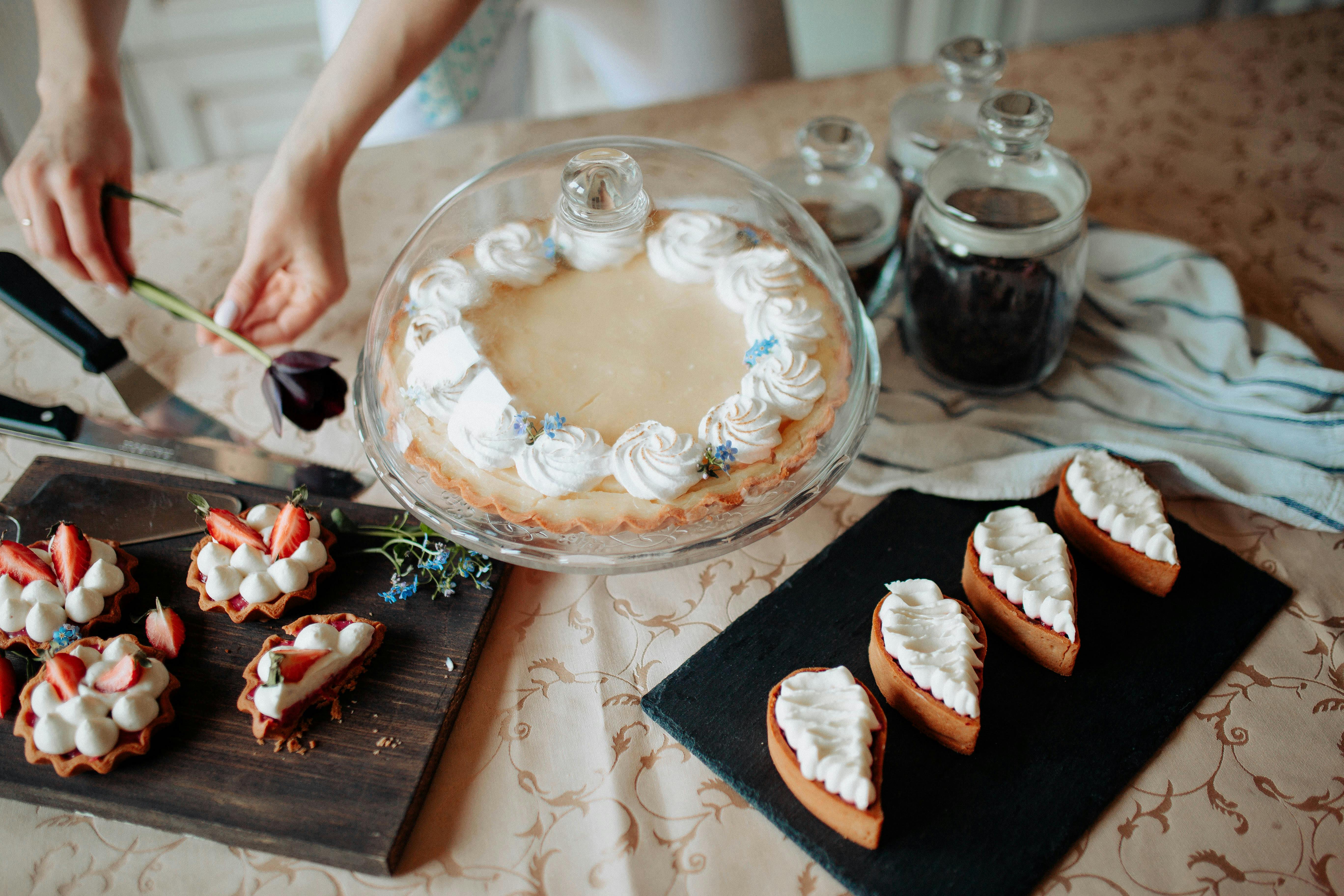 Une femme debout avec des produits de boulangerie | Source : Pexels