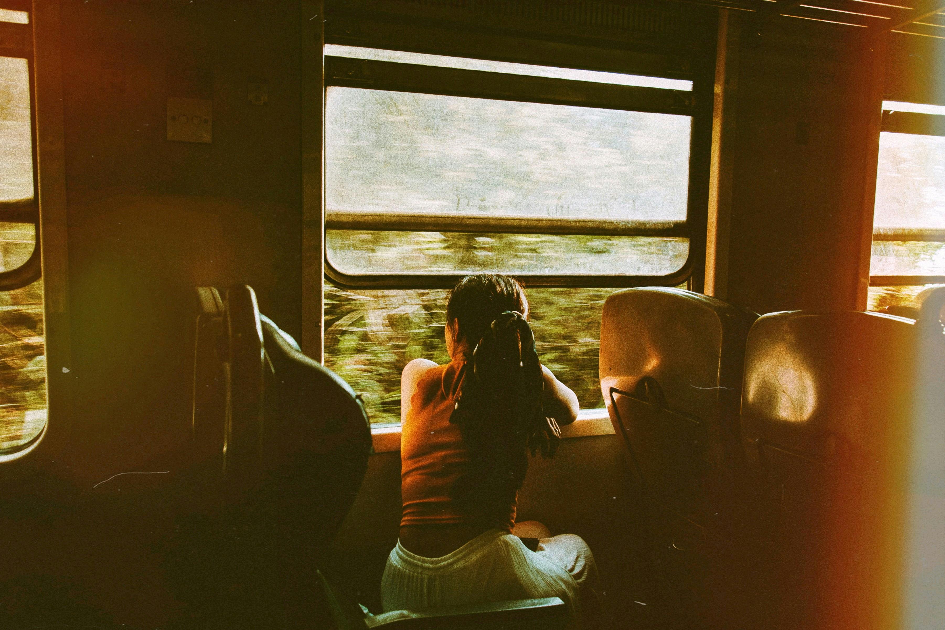 Une femme voyage en train | Source : Pexels