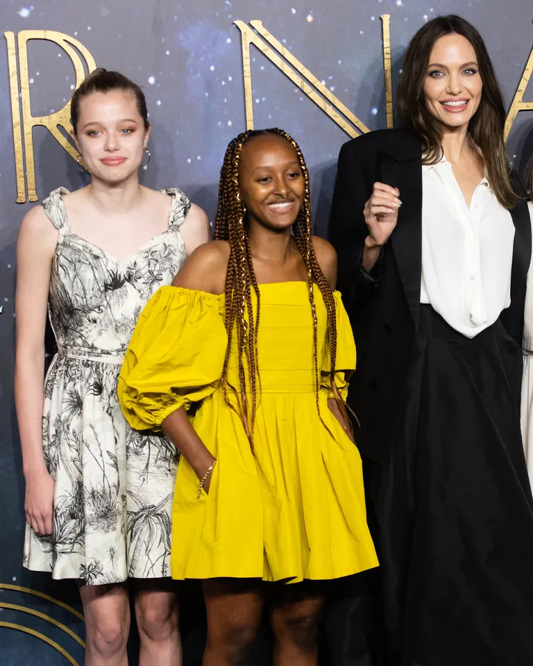 Shiloh Jolie-Pitt, Zahara Jolie-Pitt et Angelina Jolie à la première britannique de "Eternals" le 27 octobre 2021 à Londres, Angleterre | Source : Getty Images