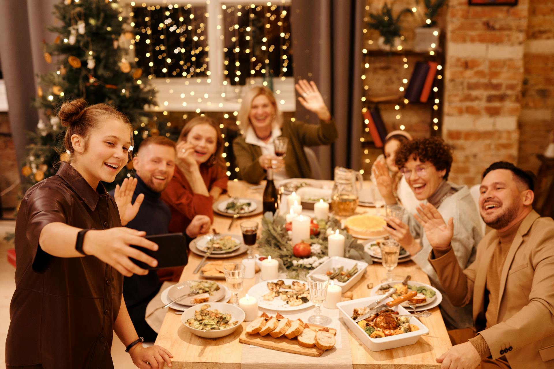 Une famille joyeuse lors d'un dîner festif | Source : Pexels