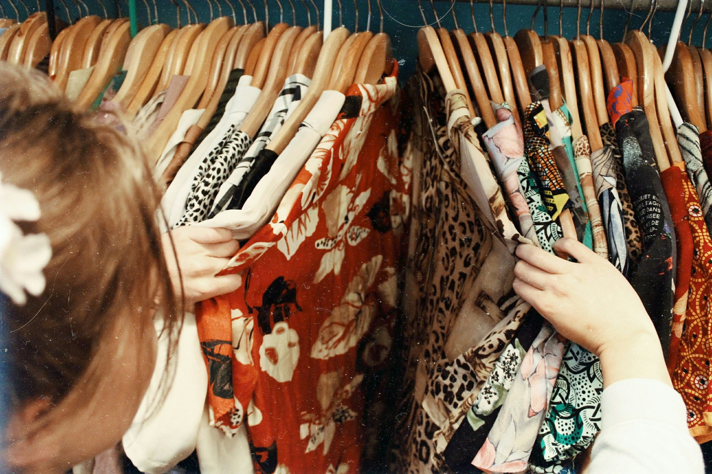 Une femme qui fait du shopping de robes | Source : Unsplash