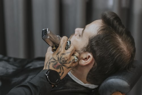 Un homme chez le coiffeur. l Source : Unsplash