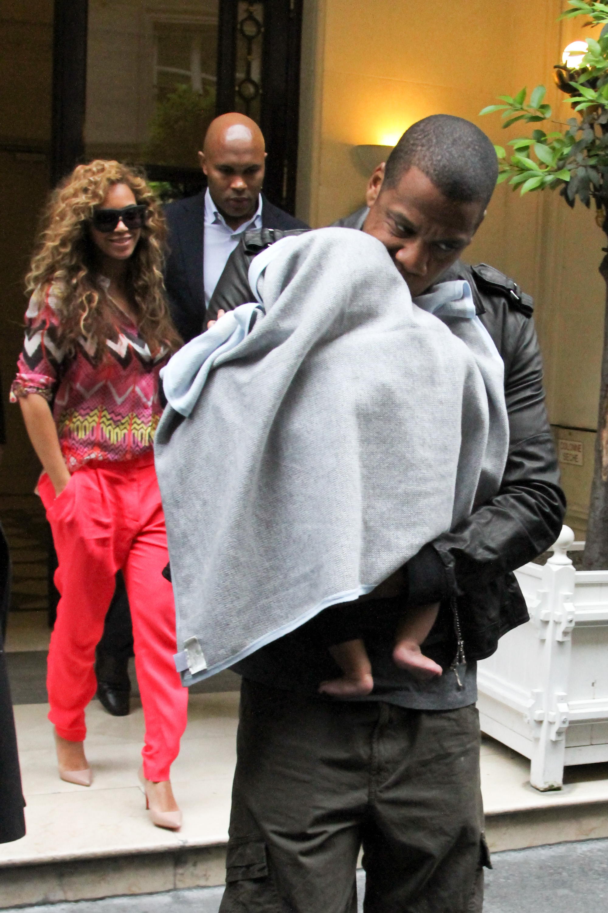 Beyonce, Jay Z, et leur bébé Blue Ivy Carter vus le 4 juin 2012 à Paris, France | Source : Getty Images