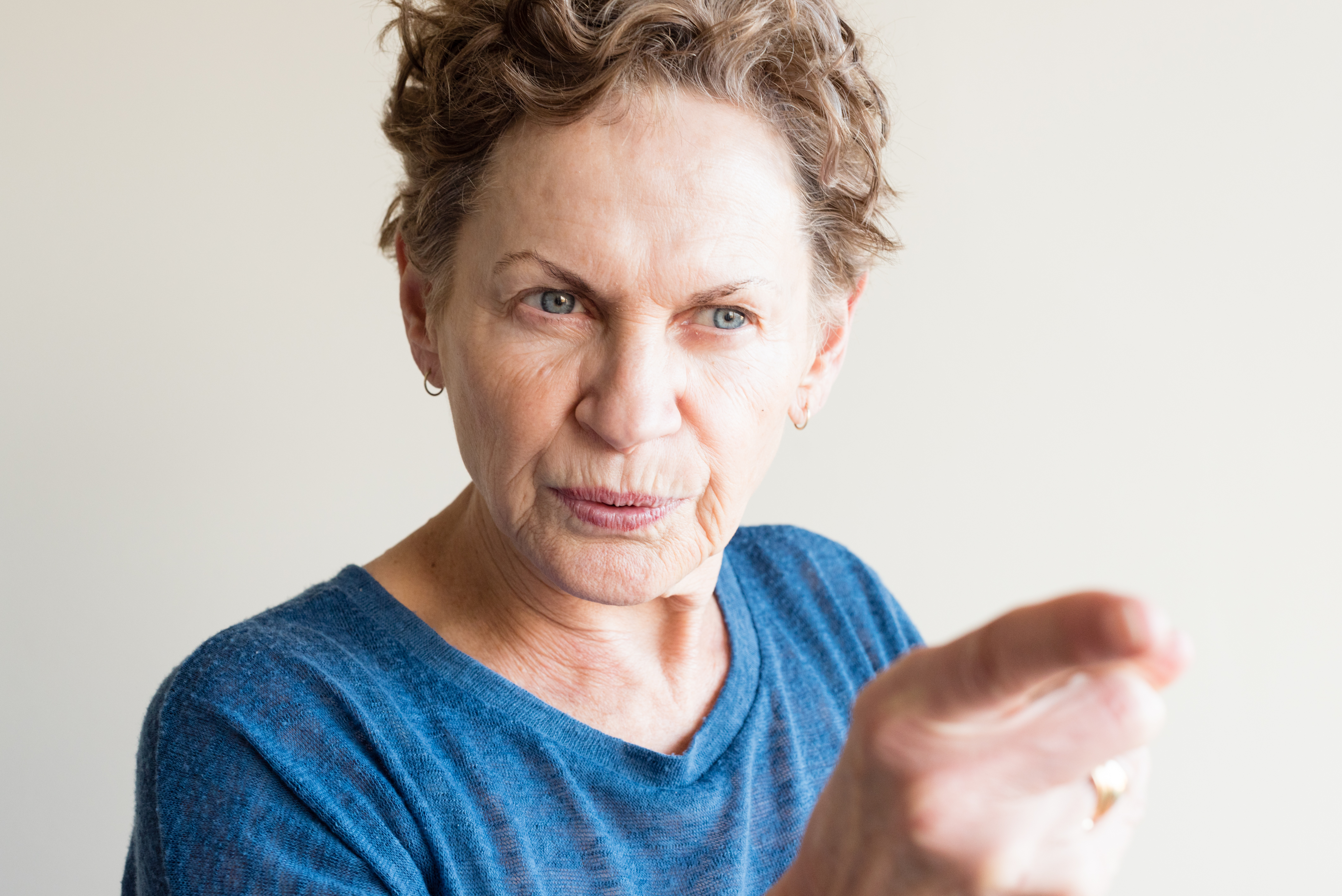 Une femme âgée qui pointe son doigt en signe de colère | Source : Shutterstock