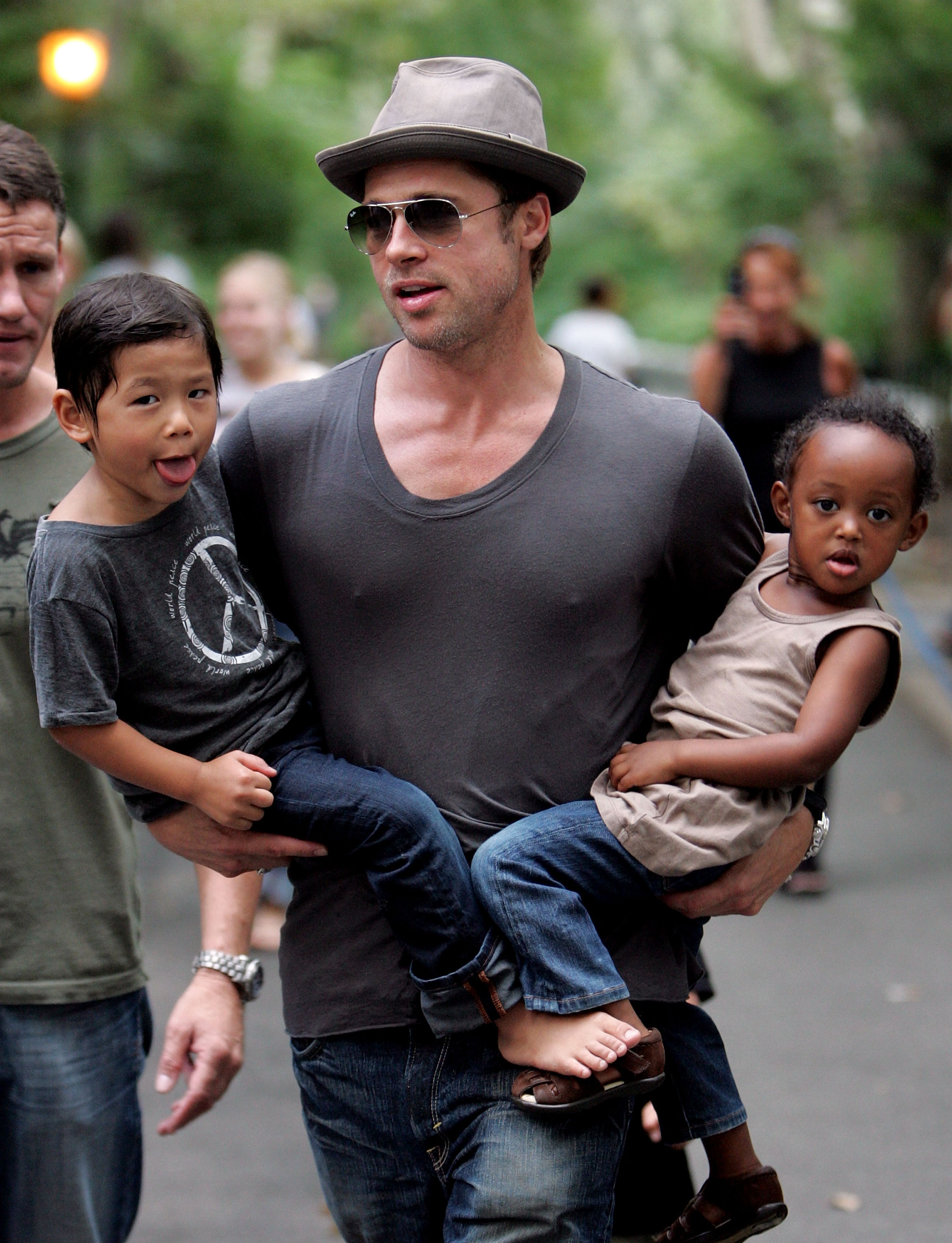 Brad Pitt visitant une aire de jeux avec ses enfants Zahara Jolie-Pitt, Pax Jolie-Pitt et Maddox Jolie-Pitt à New York City le 26 août 2007 | Source : Getty Images