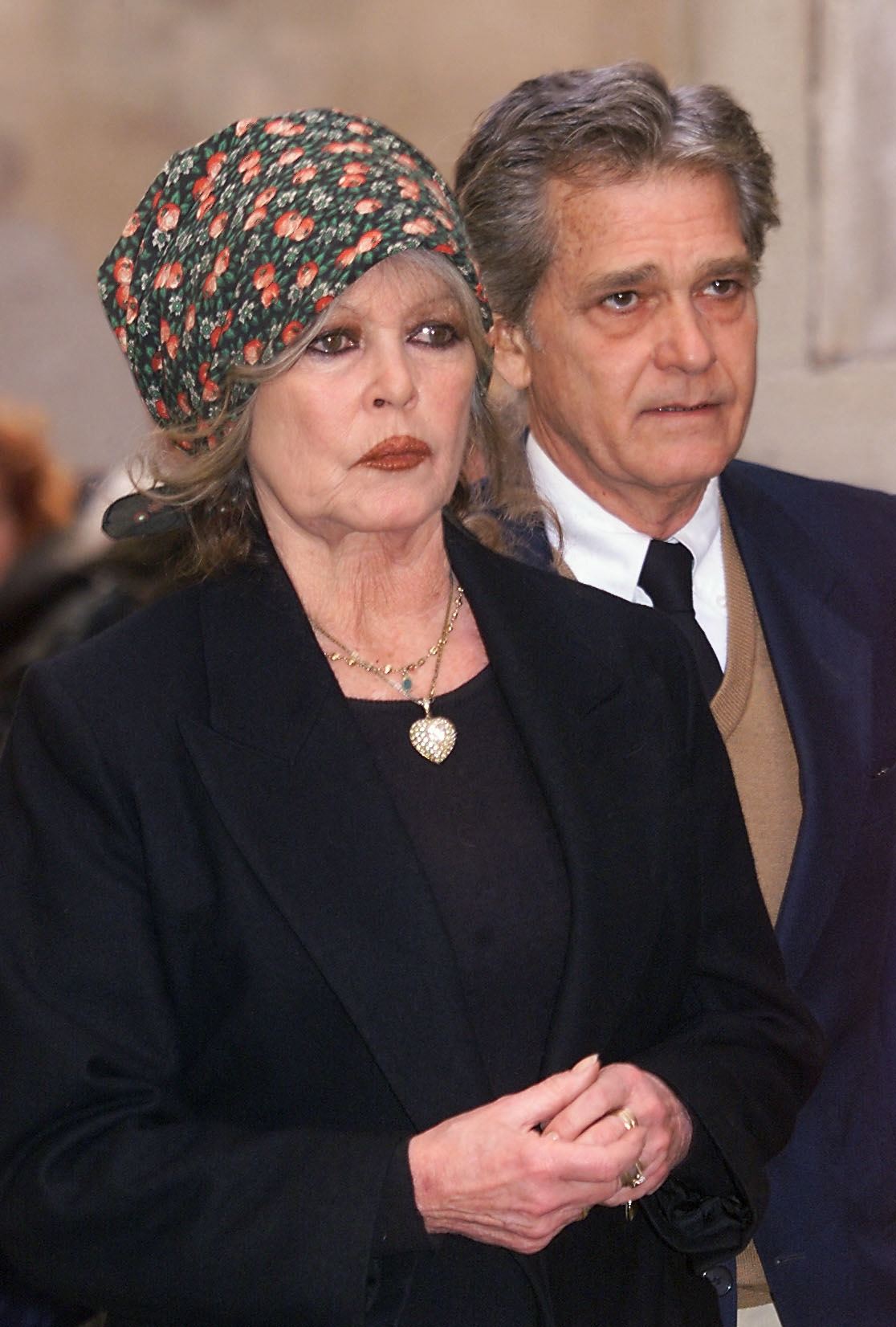 Brigitte Bardot et Bernard d'Ormale à l'intérieur d'une église, le 18 février 2000, à Saint Tropez. | Source : Getty Images