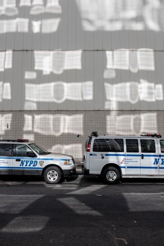 Une voiture de policier garée sur la route de Manhattan | Photo / Unsplash