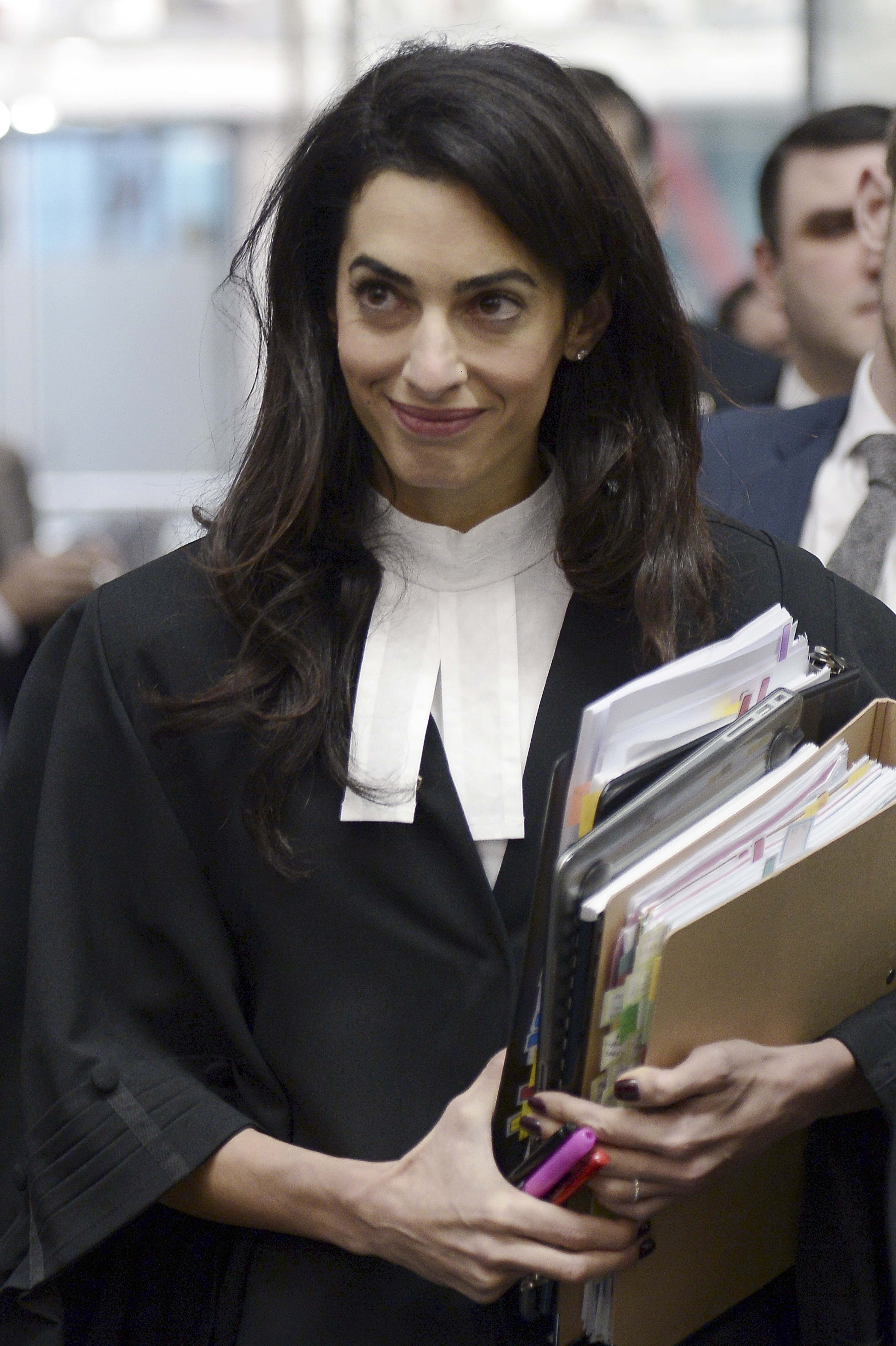 Amal Clooney se tient devant la Cour européenne des droits de l'homme dans la ville de Strasbourg, dans l'est de la France, le 28 janvier 2015 | Source : Getty Images