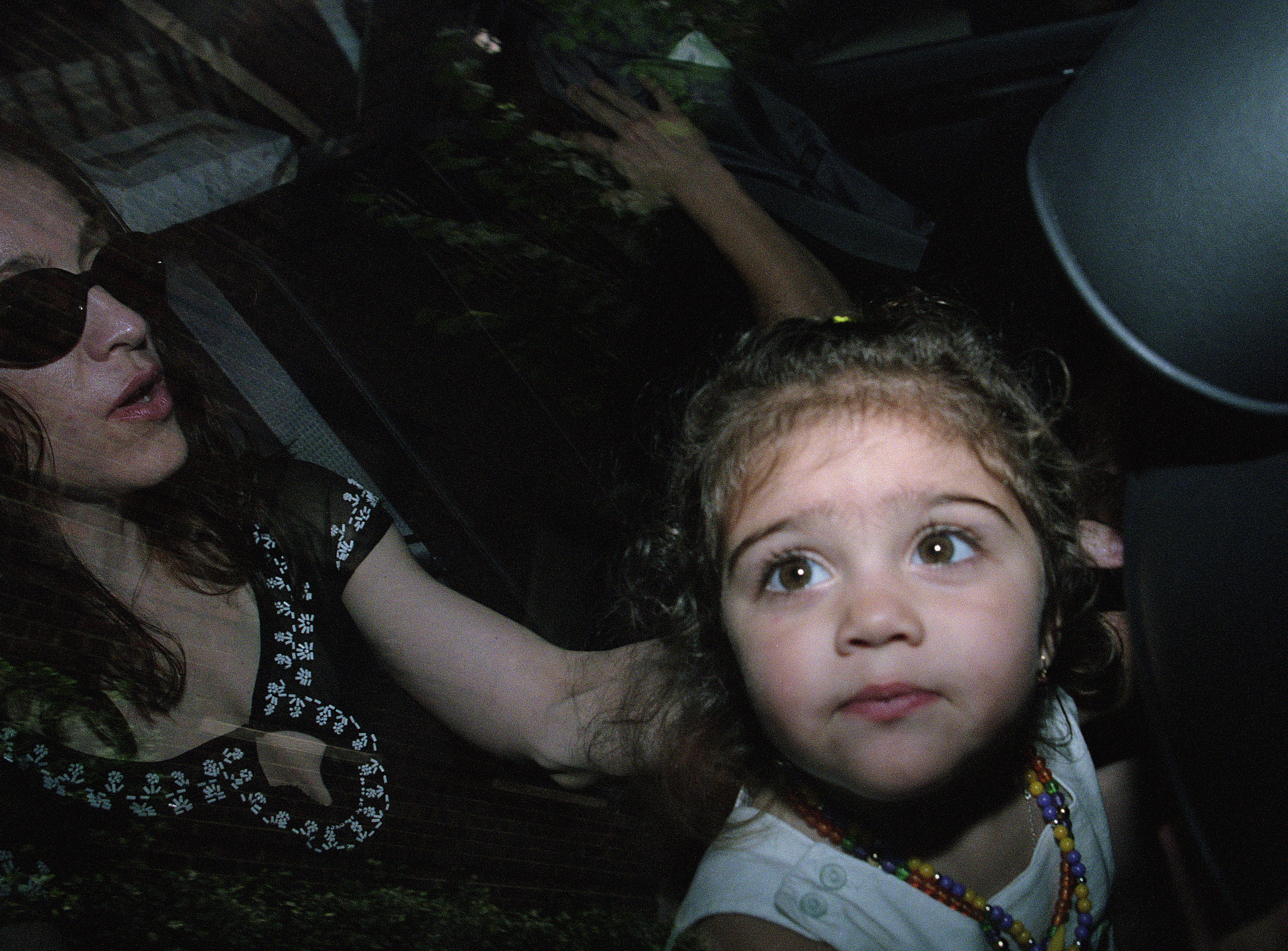 Madonna se promène en voiture avec sa fille Lourdes "Lola" Leon le 4 juillet 1998 | Source : Getty Images