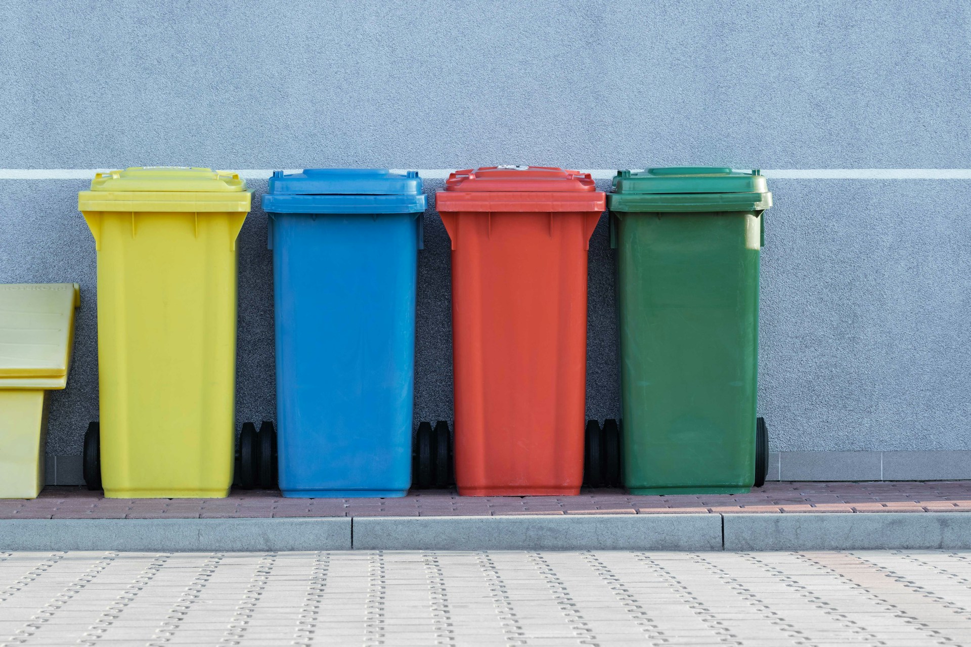 Une rangée de poubelles dans la rue | Source : Unsplash