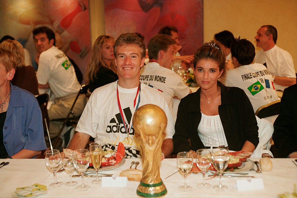 Didier Deschamps, avec sa femme Claude près leur victoire 3-0 sur le Brésil en finale de la Coupe du monde de la FIFA 1998. | Photo : Getty Images