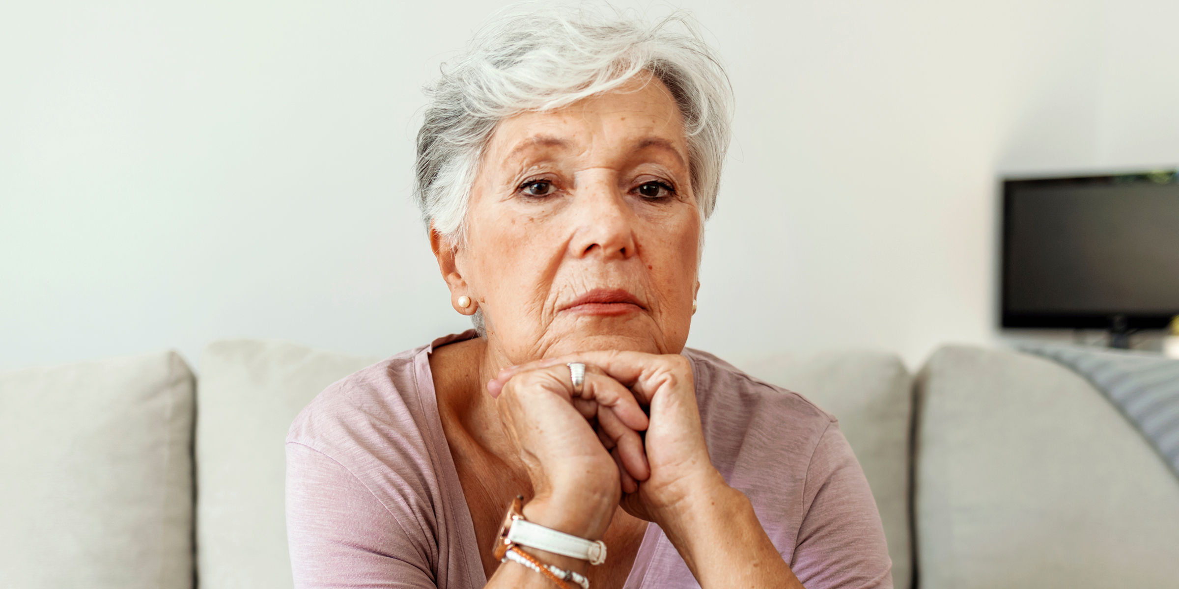 Une femme âgée avec ses mains sous son menton | Source : Shutterstock