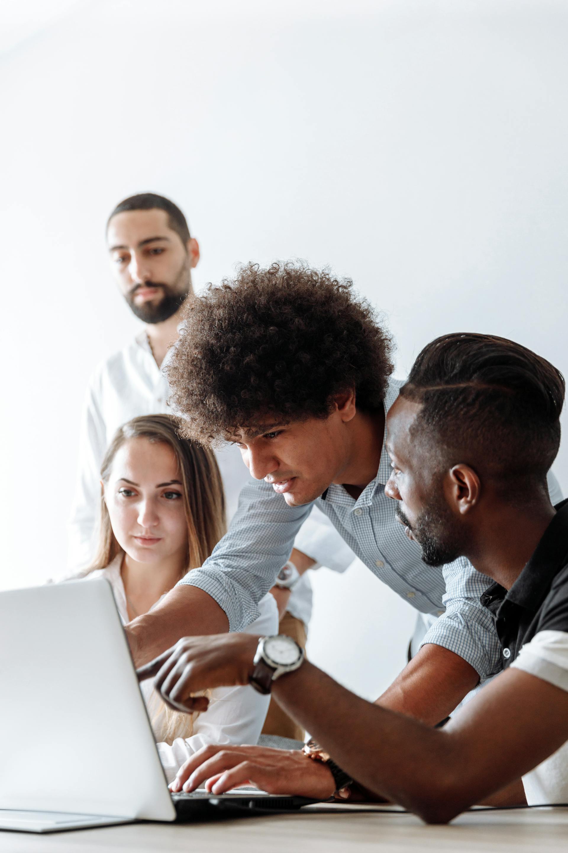 Des personnes discutent de quelque chose sur un ordinateur portable | Source : Pexels