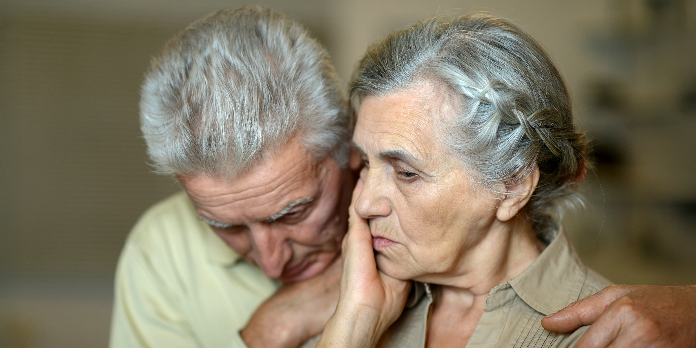 Un couple de personnes âgées à l'air inquiet | Source : Shutterstock