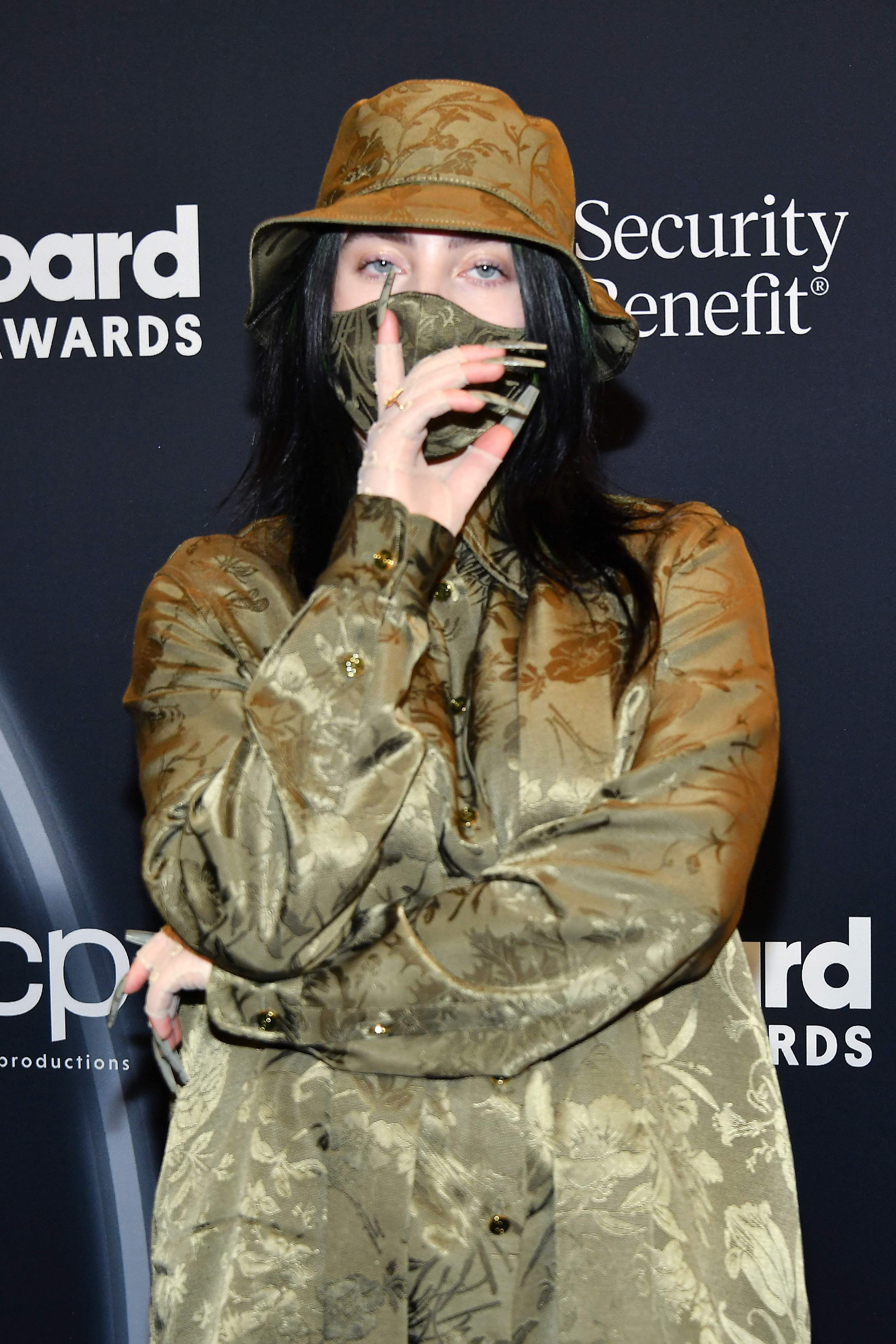 Billie Eilish pose dans les coulisses des Billboard Music Awards, diffusés à Los Angeles, en Californie, le 14 octobre 2020. | Source : Getty Images