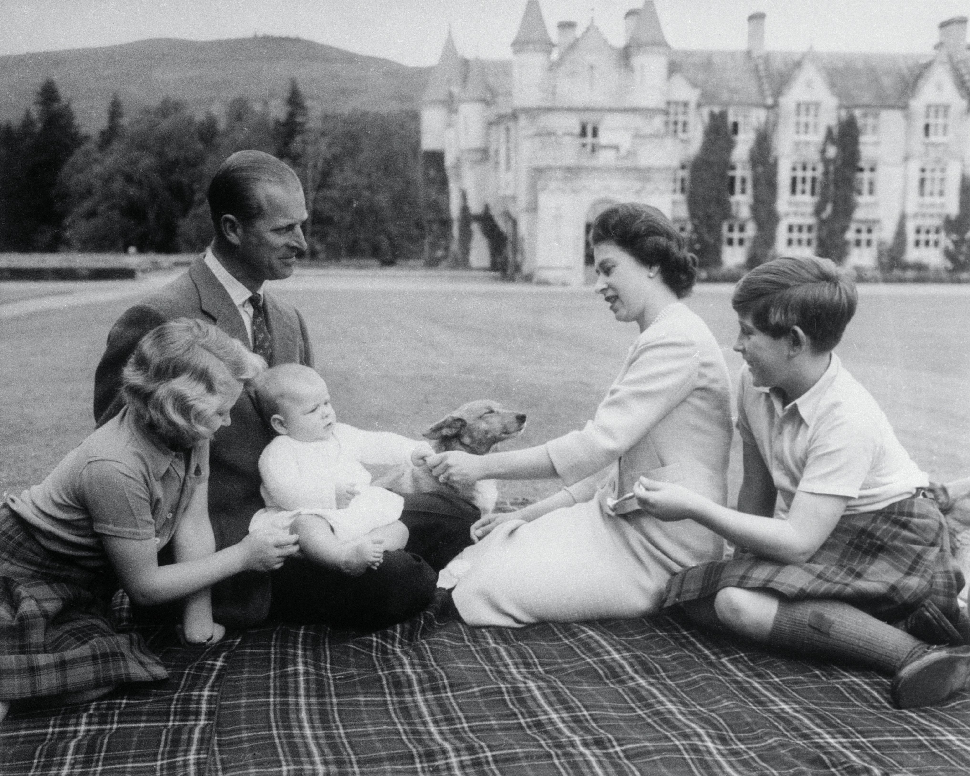 La reine Elizabeth avec sa famille lors d'un pique-nique dans le parc du château de Balmoral. | Source : Getty Images