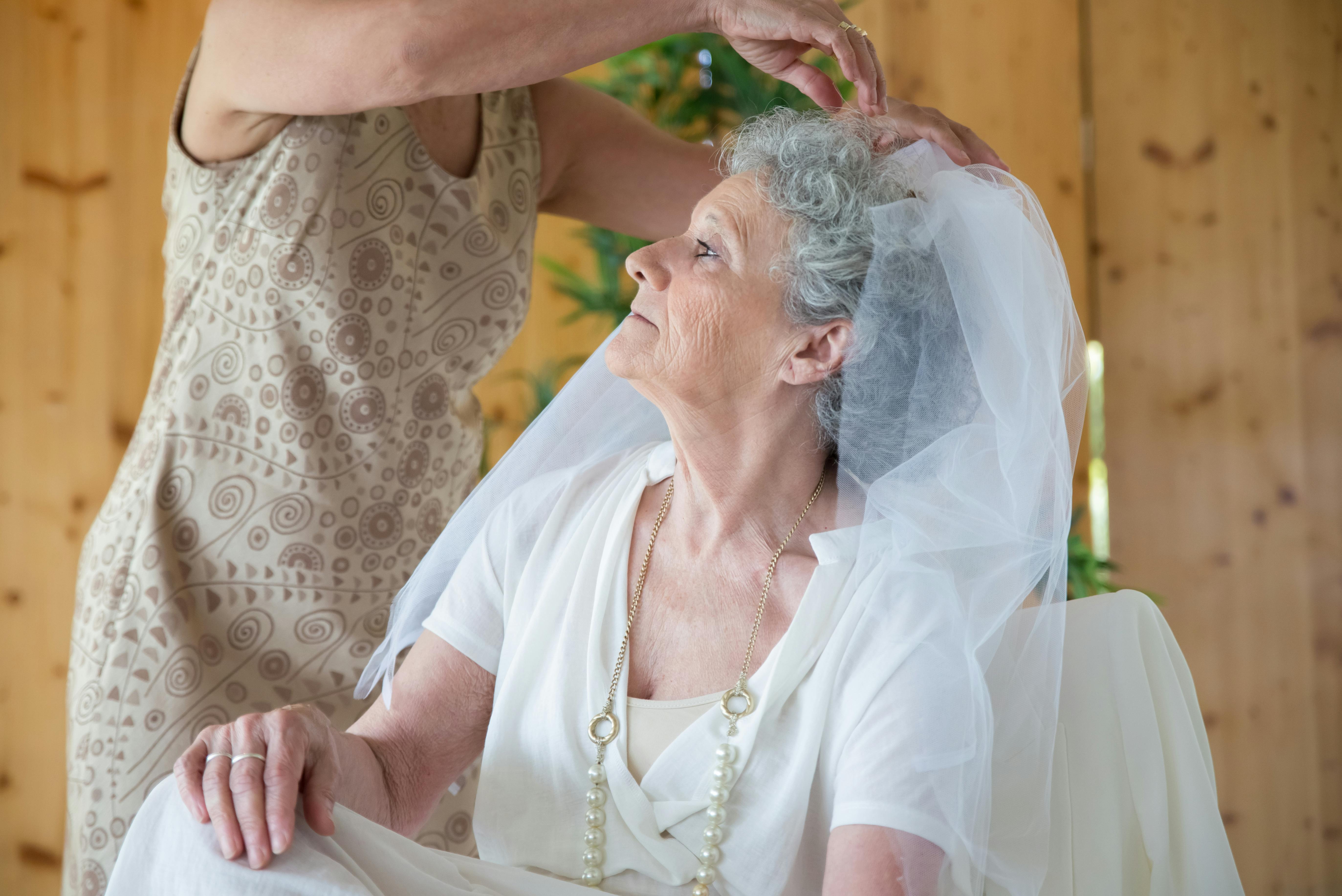 Une femme aux cheveux gris portant un voile | Source : Pexels