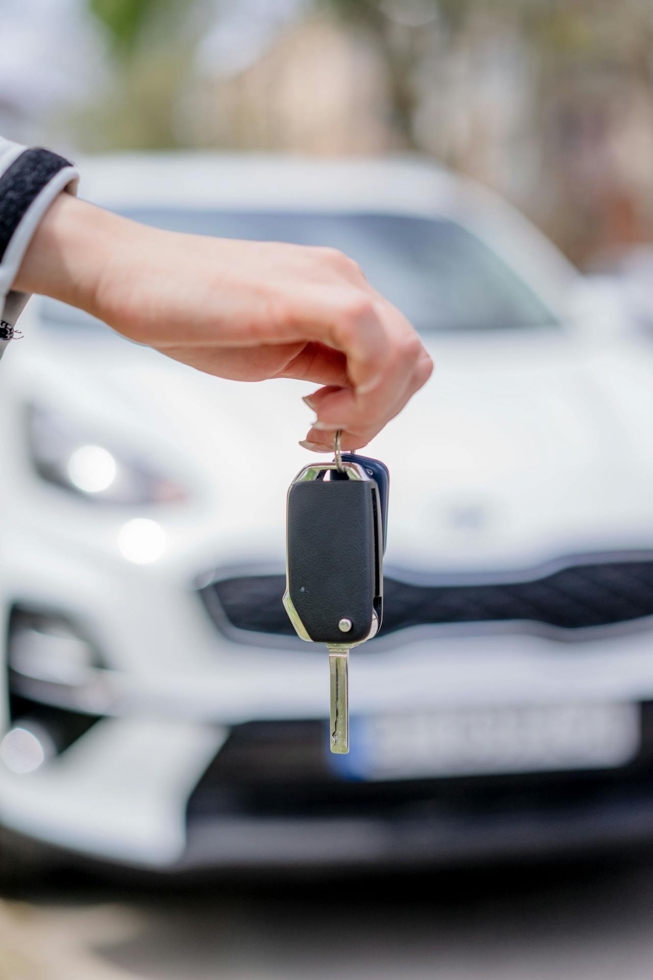 Une femme tenant ses clés de voiture | Source : Pexels