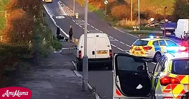 Des officiers de police ont sorti un homme mourant de la carcasse du'ne voiture pour qu'il puisse dire adieu à sa famille