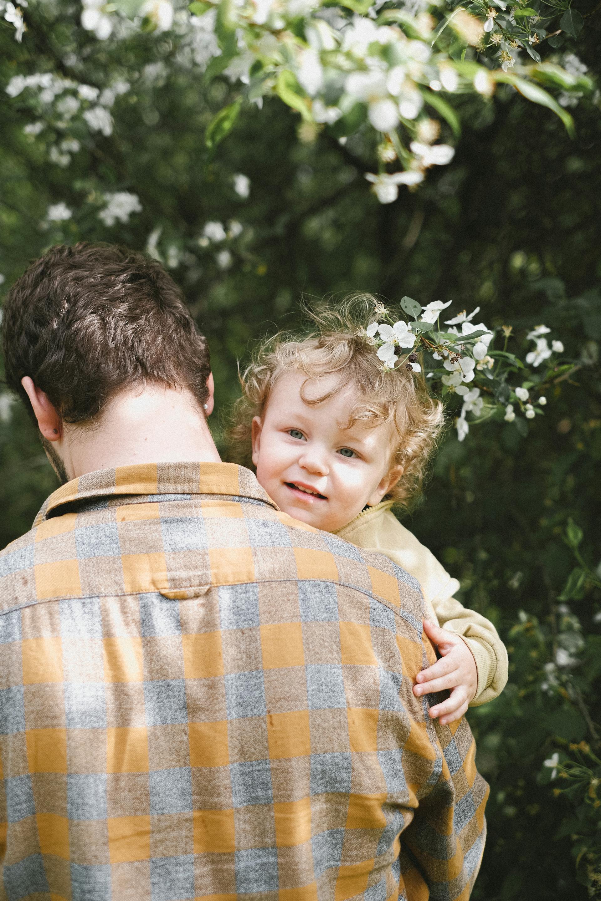 Un homme portant son enfant | Source : Pexels