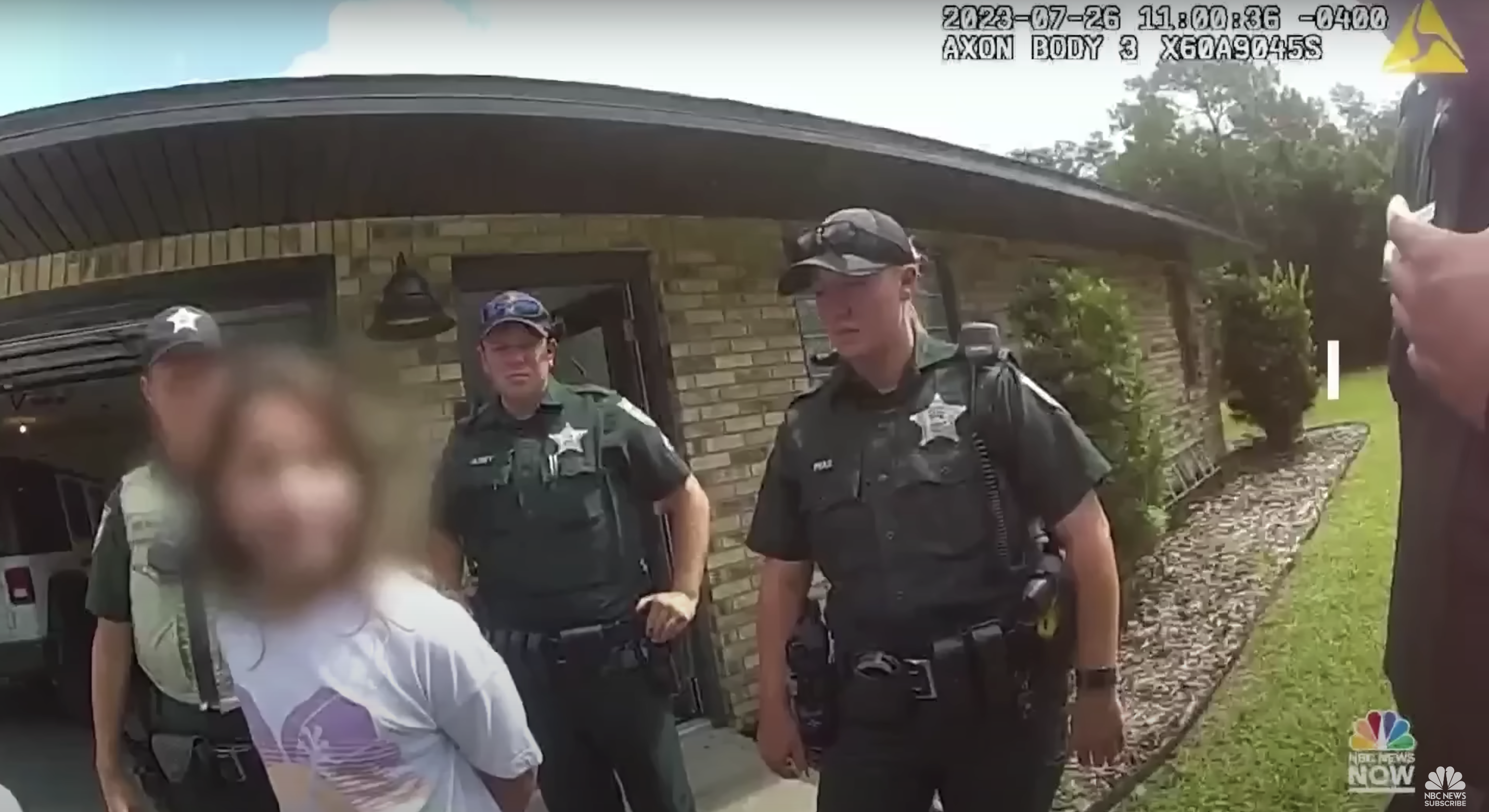 Les officiers de police se tiennent derrière après avoir menotté une jeune fille de 11 ans de Floride devant sa maison. | Source : youtube.com/NBC News