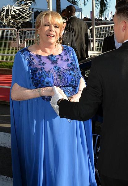 Michèle Mercier dans une robe bleue. | Source : Wikipedia
